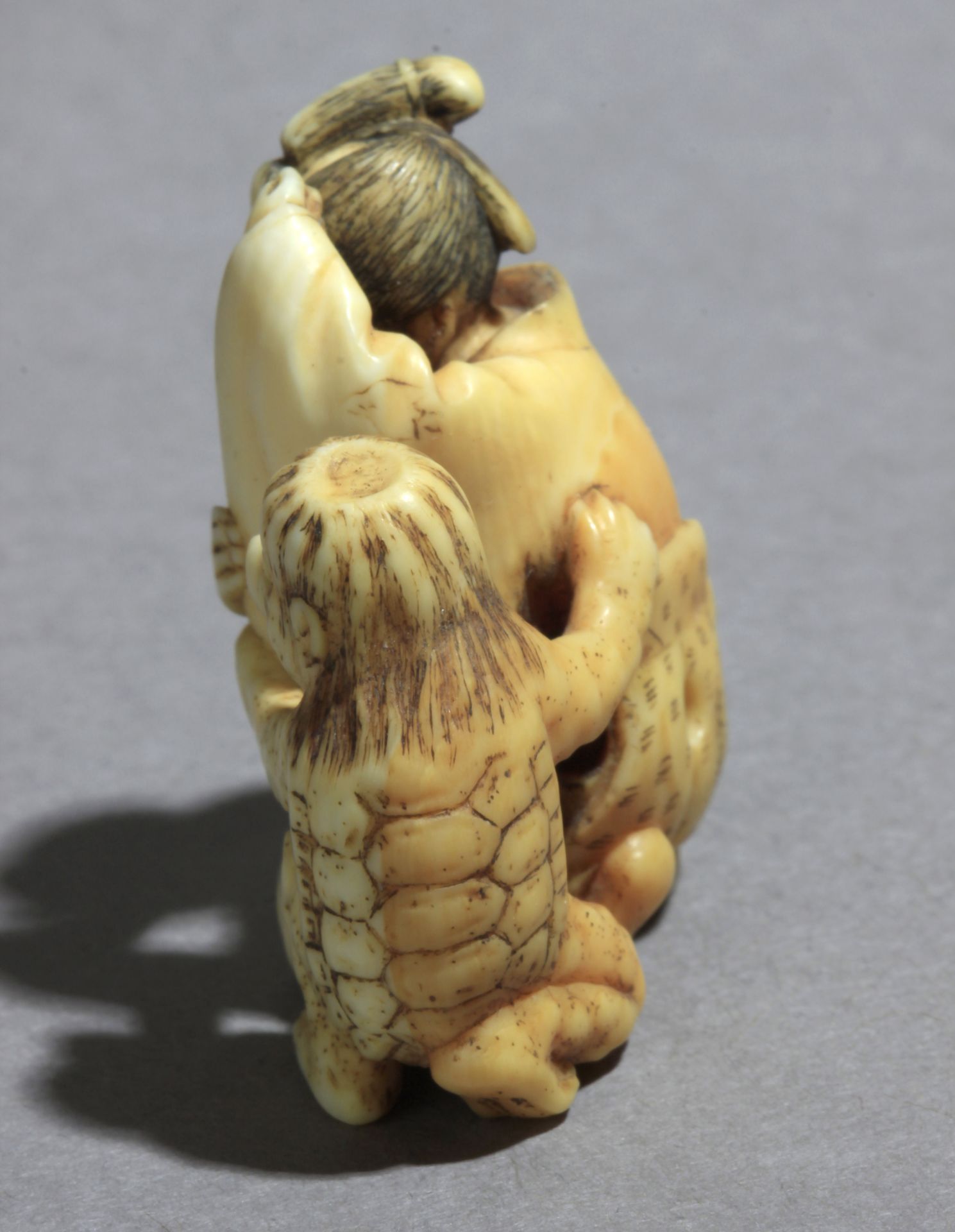 A mid 19th century Japanese netsuke from Edo period - Image 3 of 8