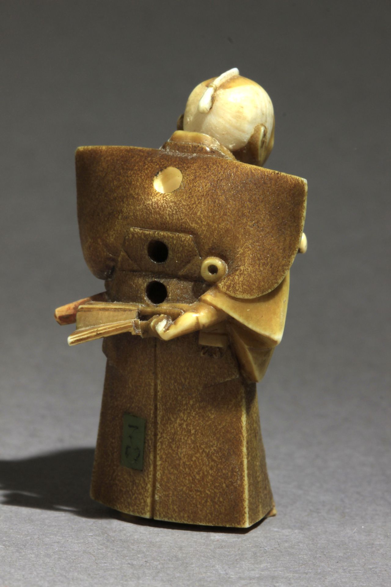 A Japanese netsuke form early Showa period circa 1930 - Bild 4 aus 7