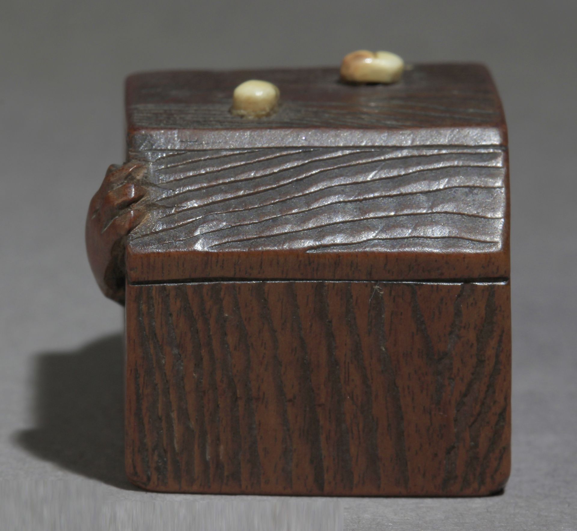 A 19th century Japanese netsuke from Meiji period - Image 5 of 13