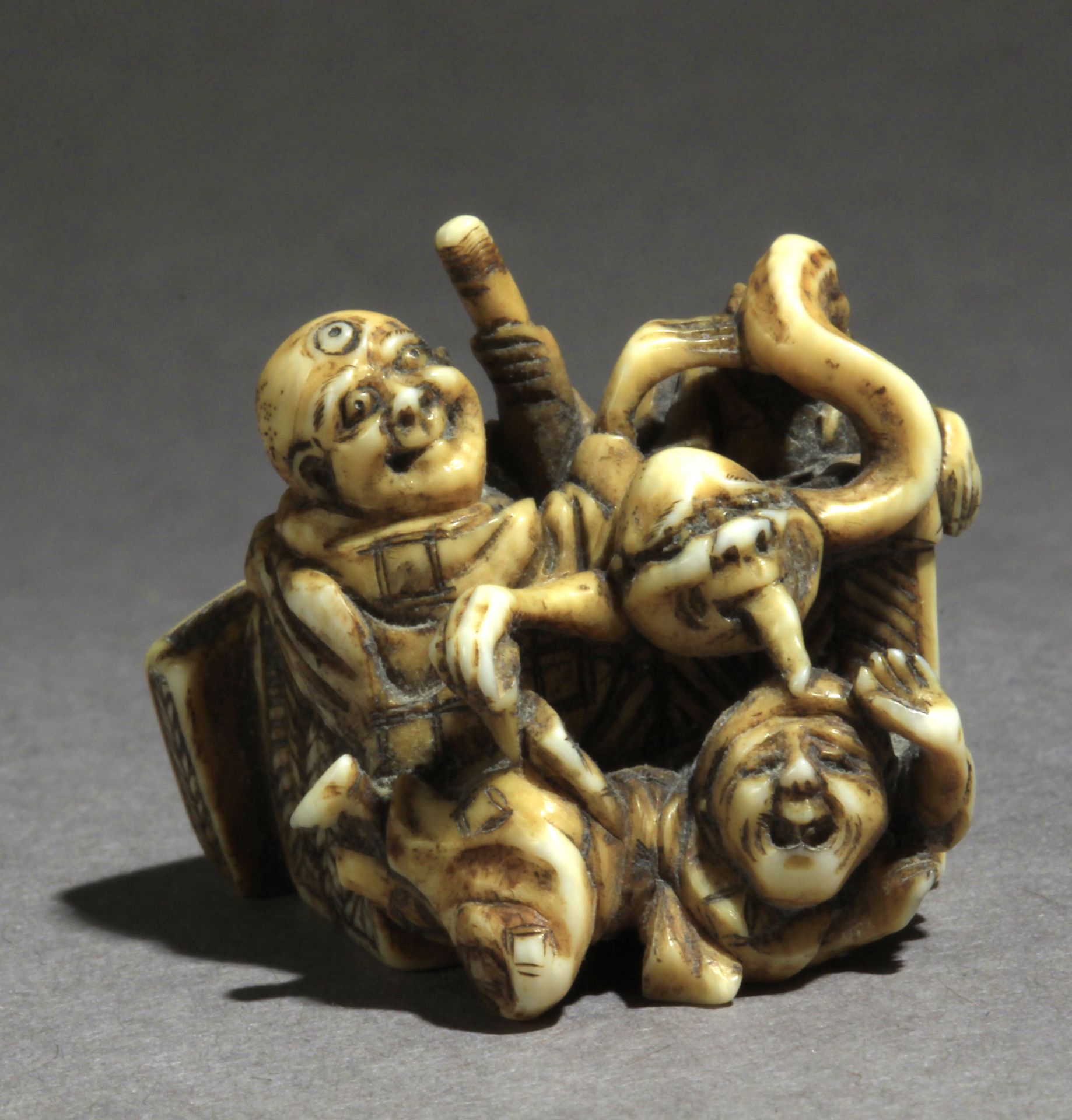 An early 19th century Japanese netsuke from Edo period - Image 6 of 8