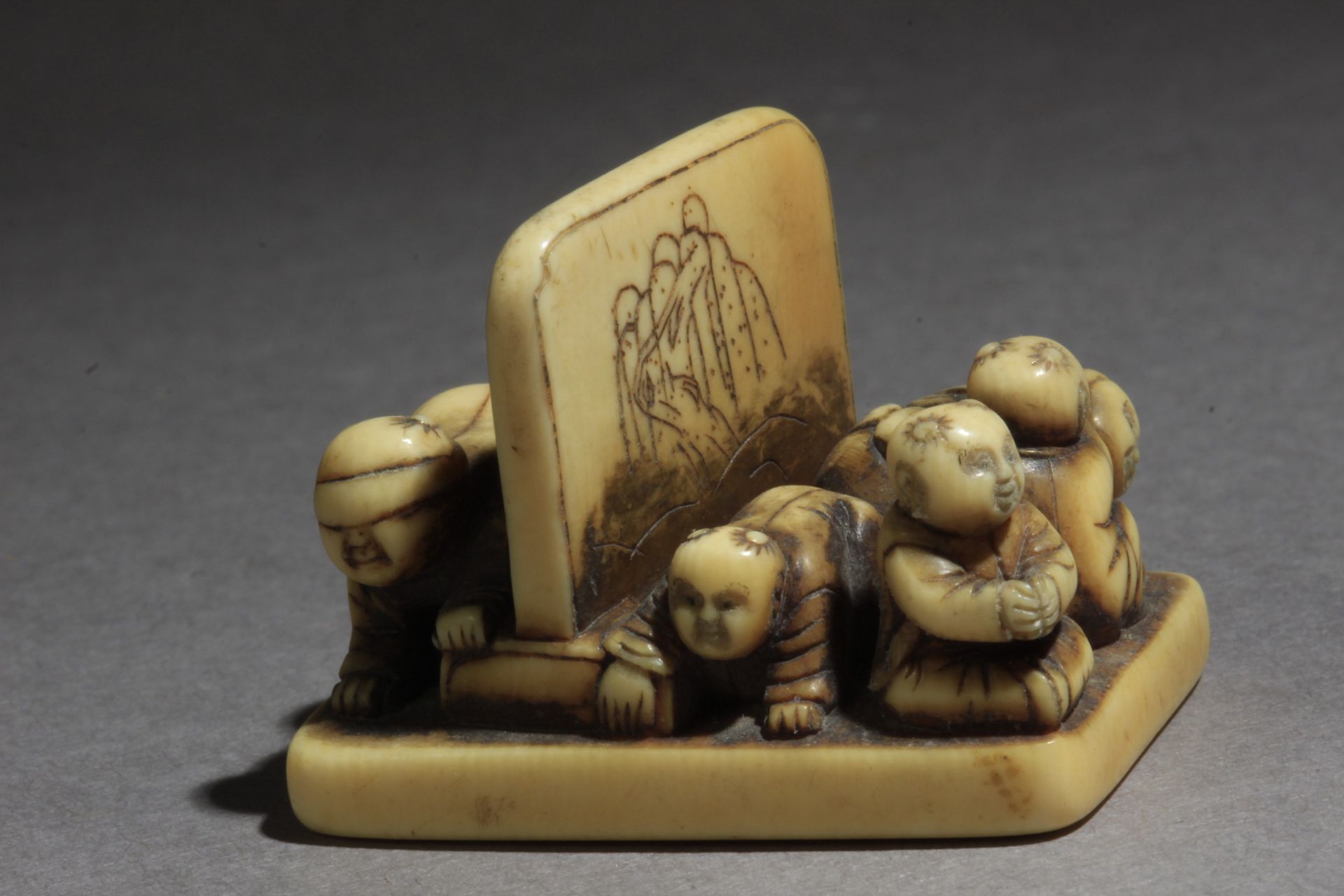 An early 19th century Japanese netsuke from Edo period - Image 2 of 6