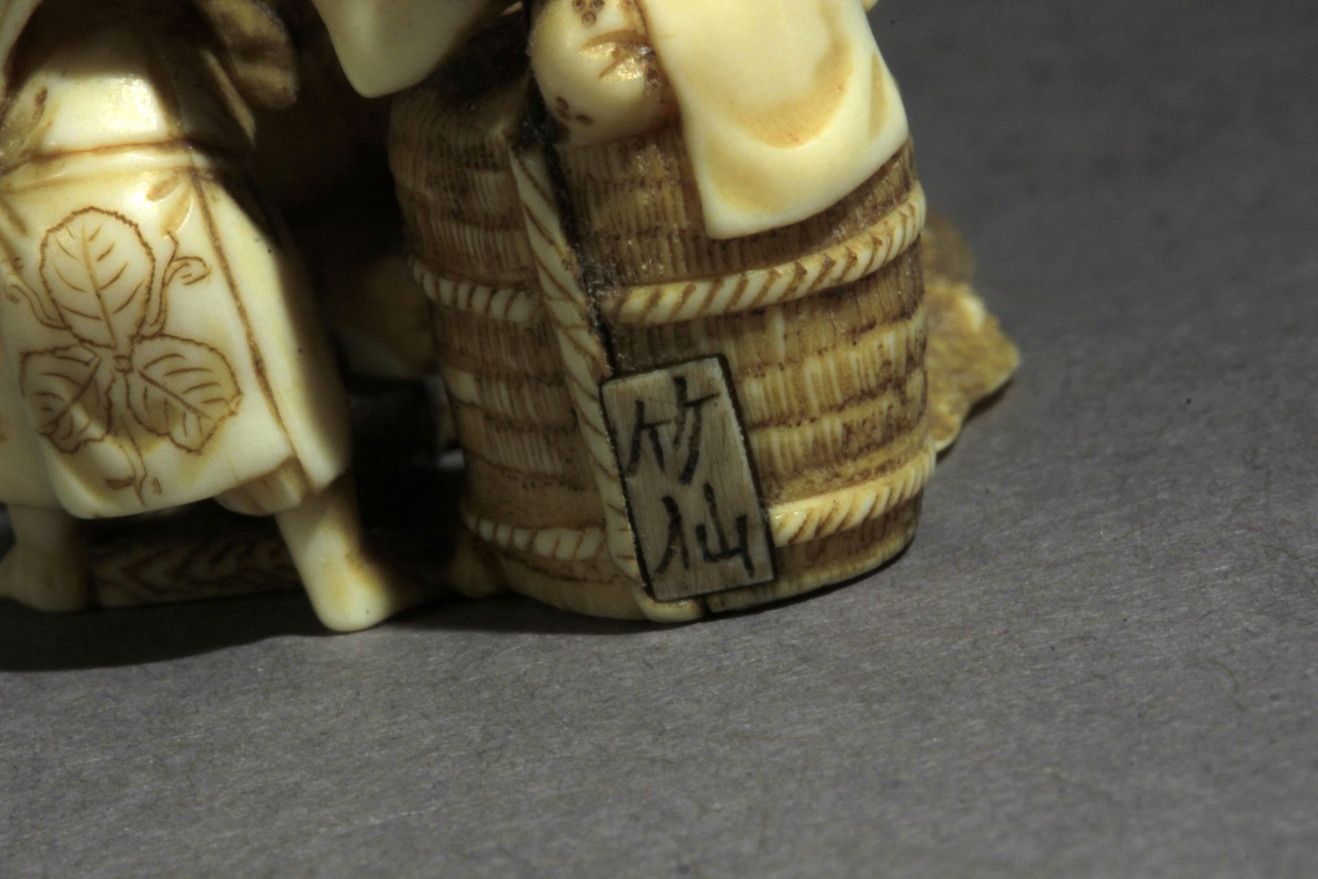 A late 19th century Japanese netsuke-okimono from Meiji period - Bild 6 aus 7