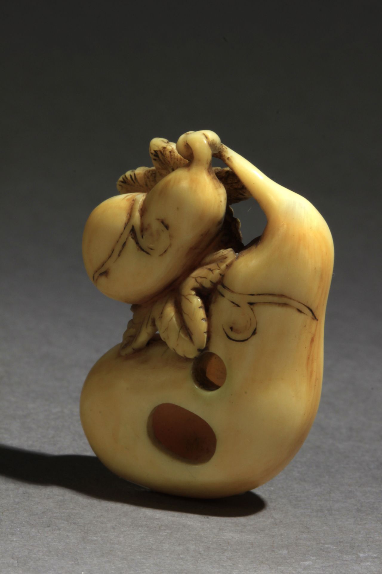 An 18th century Japanese netsuke from Edo period - Image 3 of 6