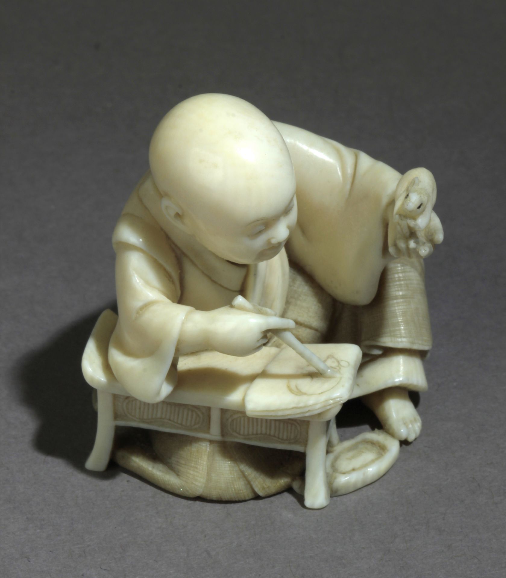 A late 19th century Japanese netsuke from Meiji period - Image 6 of 8