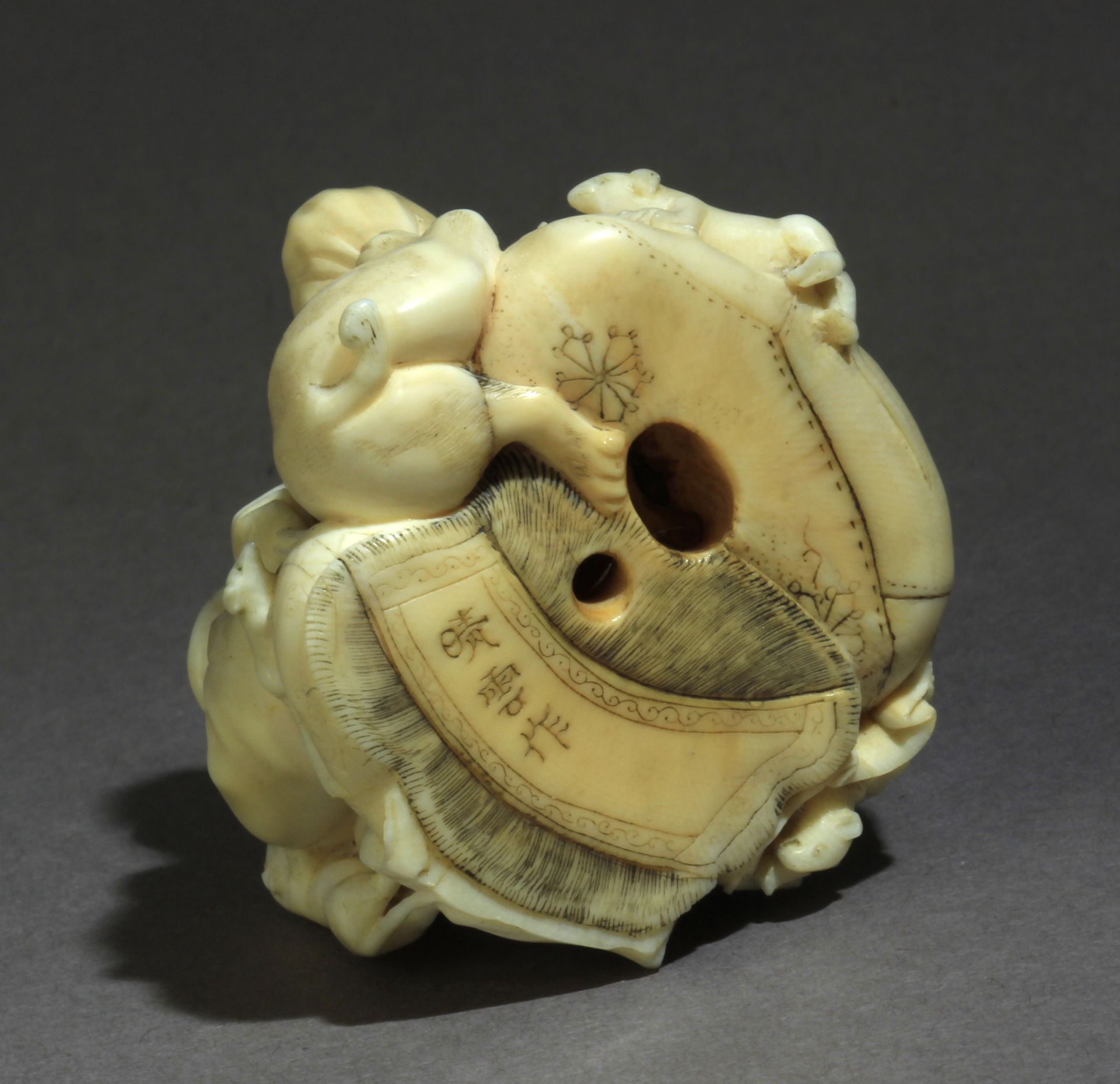 A late 19th century Japanese netsuke from Meiji period - Image 7 of 9