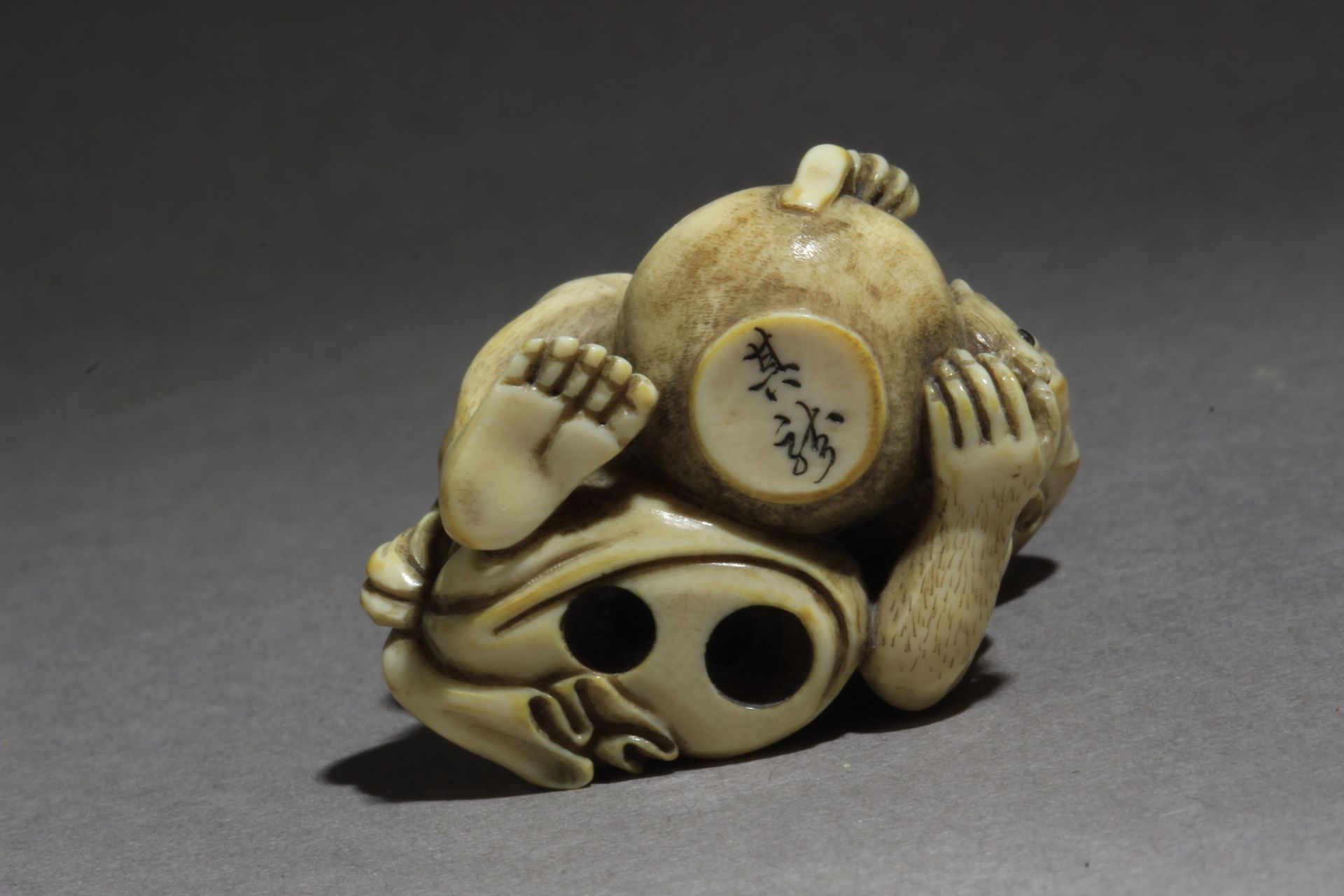 A 19th century Japanese netsuke - Image 6 of 7