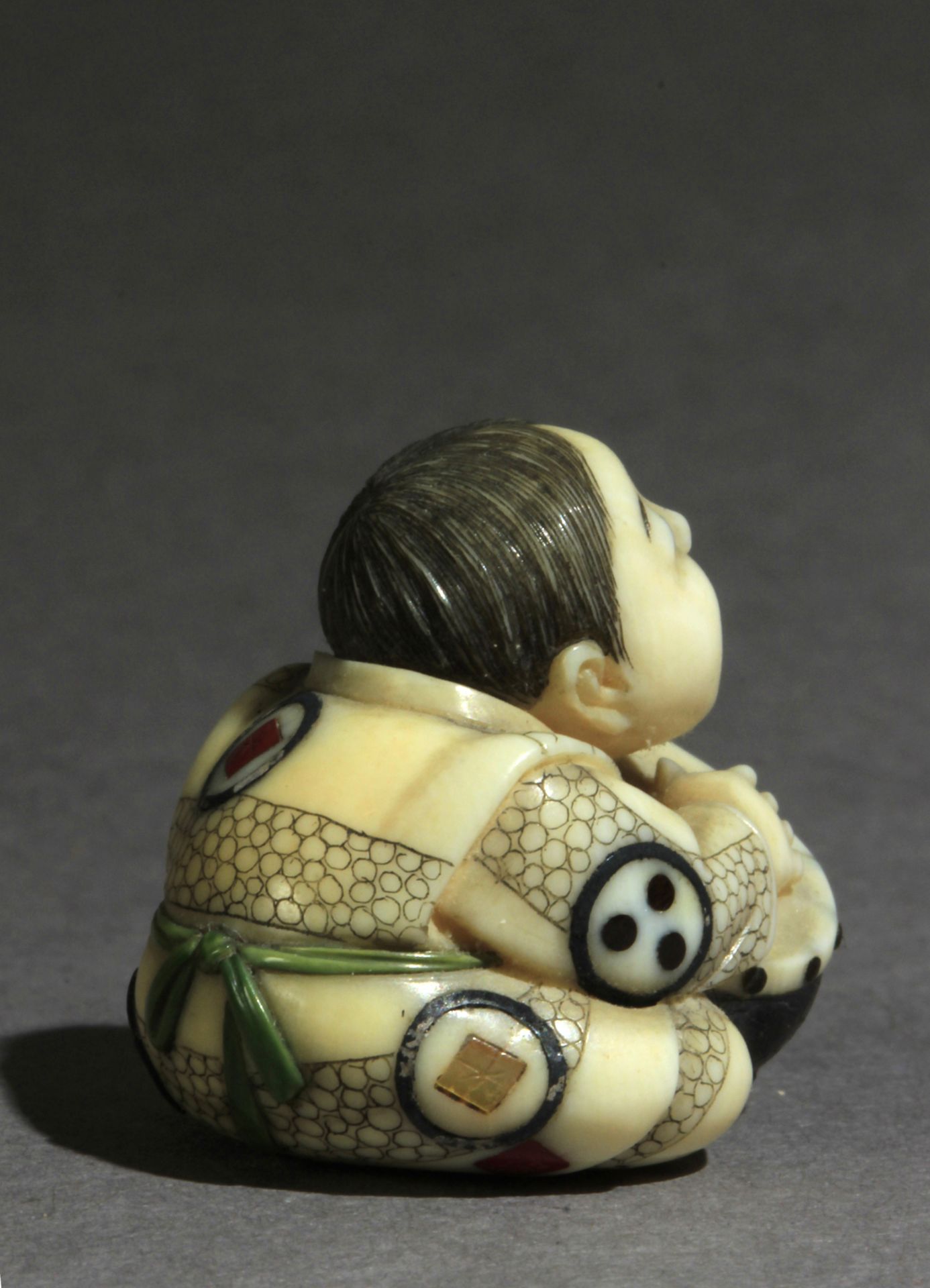 A Japanese mosaic type netsuke circa 1900 from Meiji period - Bild 2 aus 7