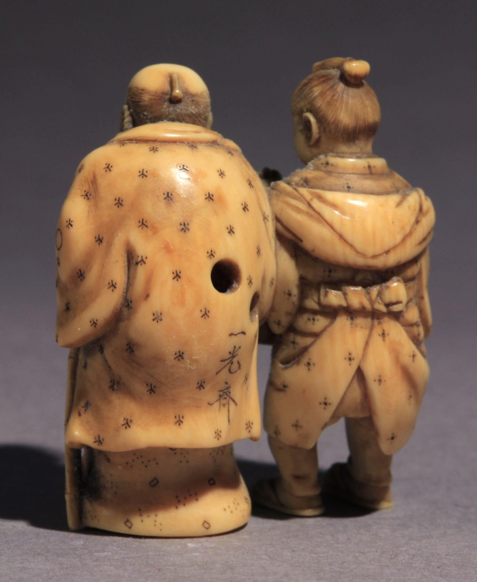 A mid 19th century Japanese netsuke from Edo-Meiji period - Image 4 of 7