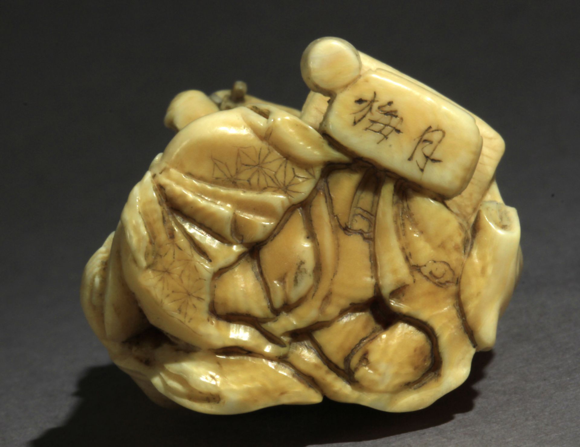 A mid 19th century Japanese netsuke from Edo-Meiji period - Image 7 of 8