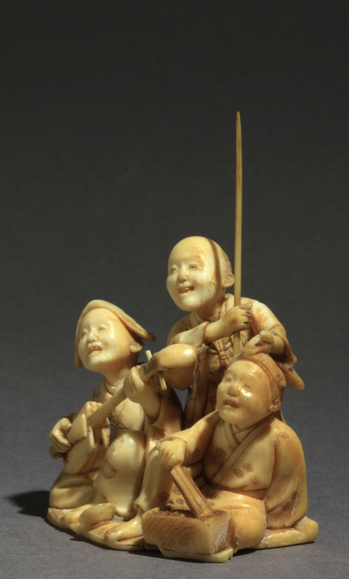 A Japanese netsuke-okimono circa 1860-1880 from Meiji period - Image 2 of 8