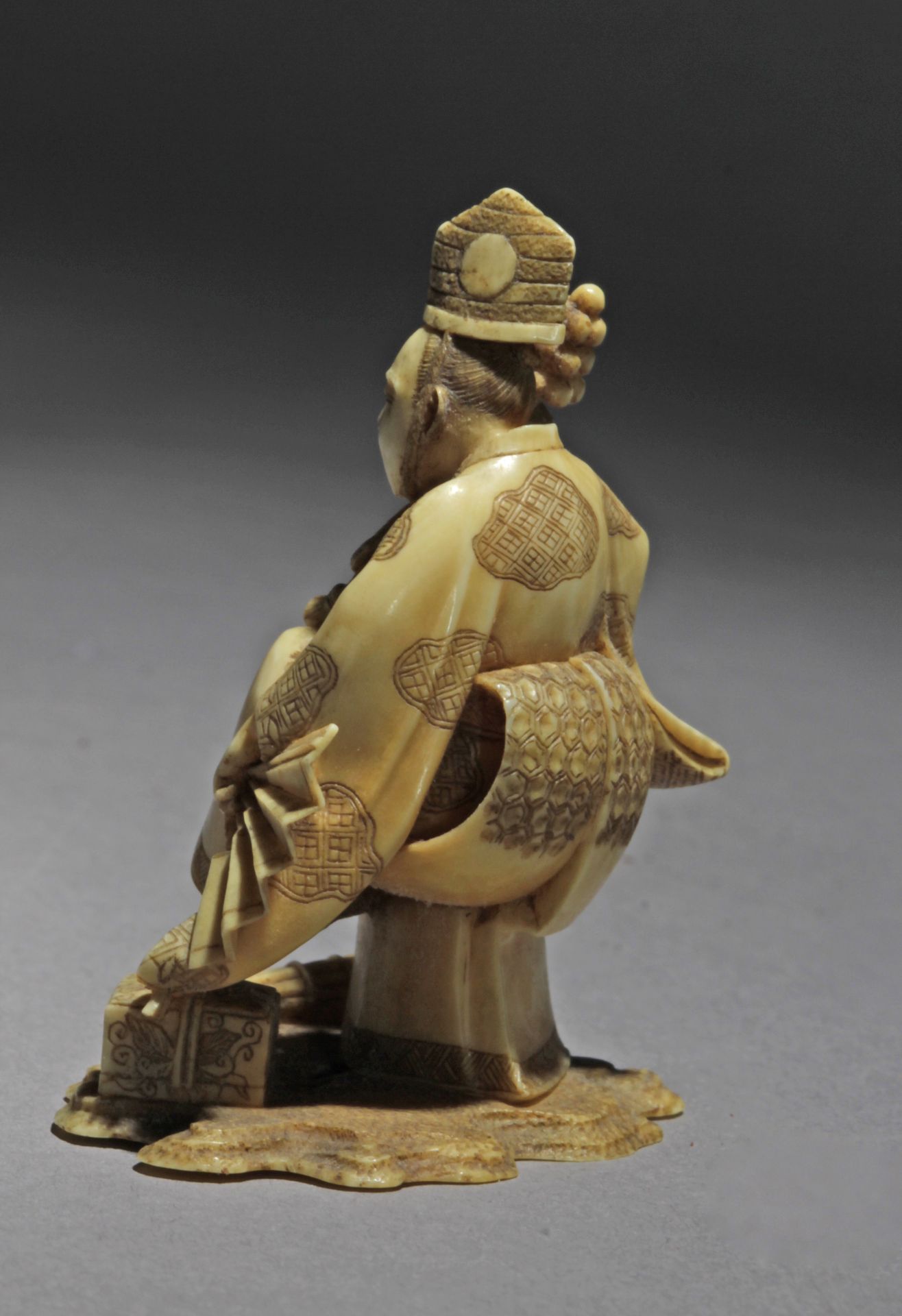 A late 19th century Japanese netsuke from Meiji period - Image 2 of 6