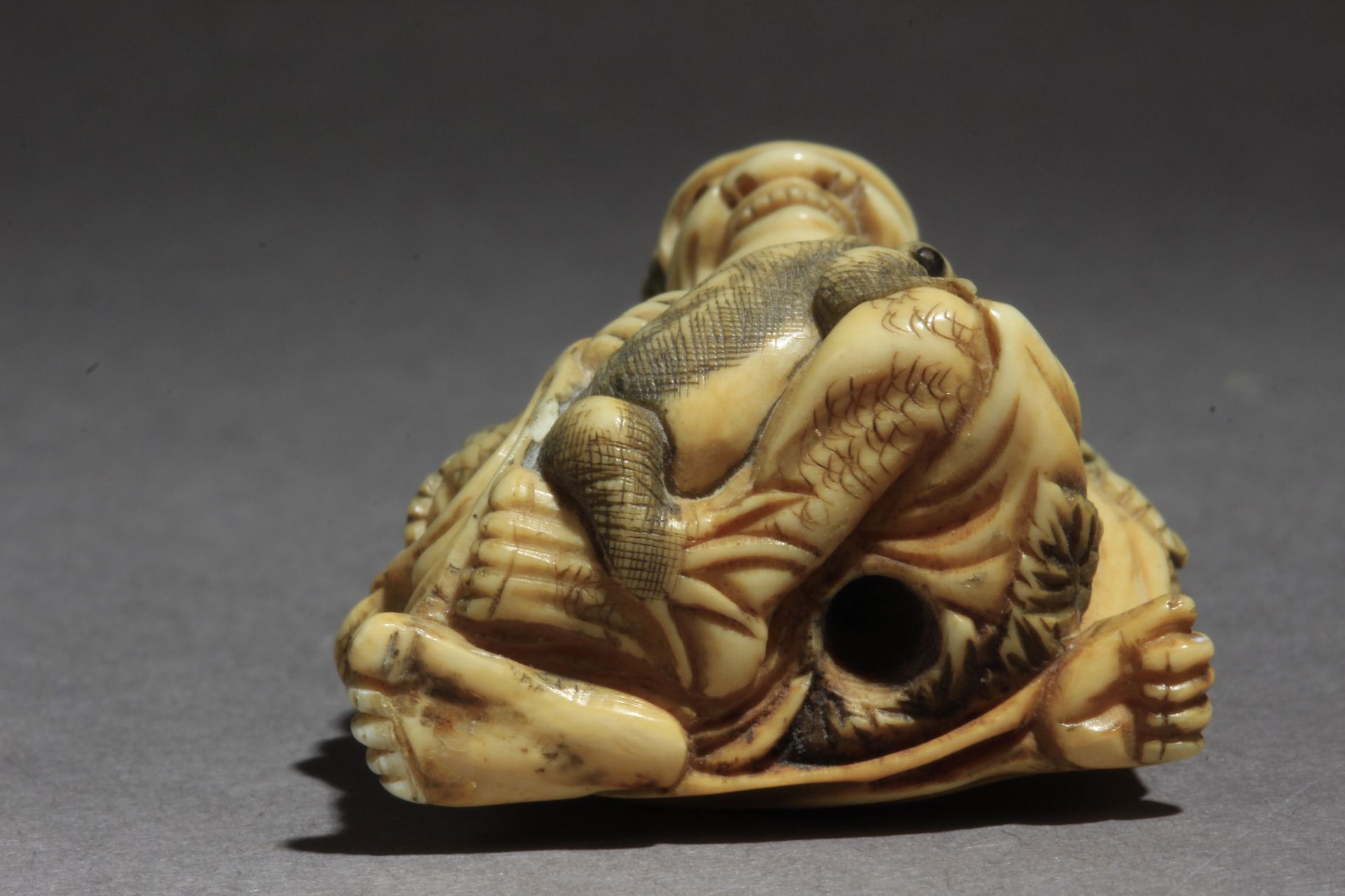 A Japanese netsuke from Edo period circa 1800-1825 - Image 8 of 8