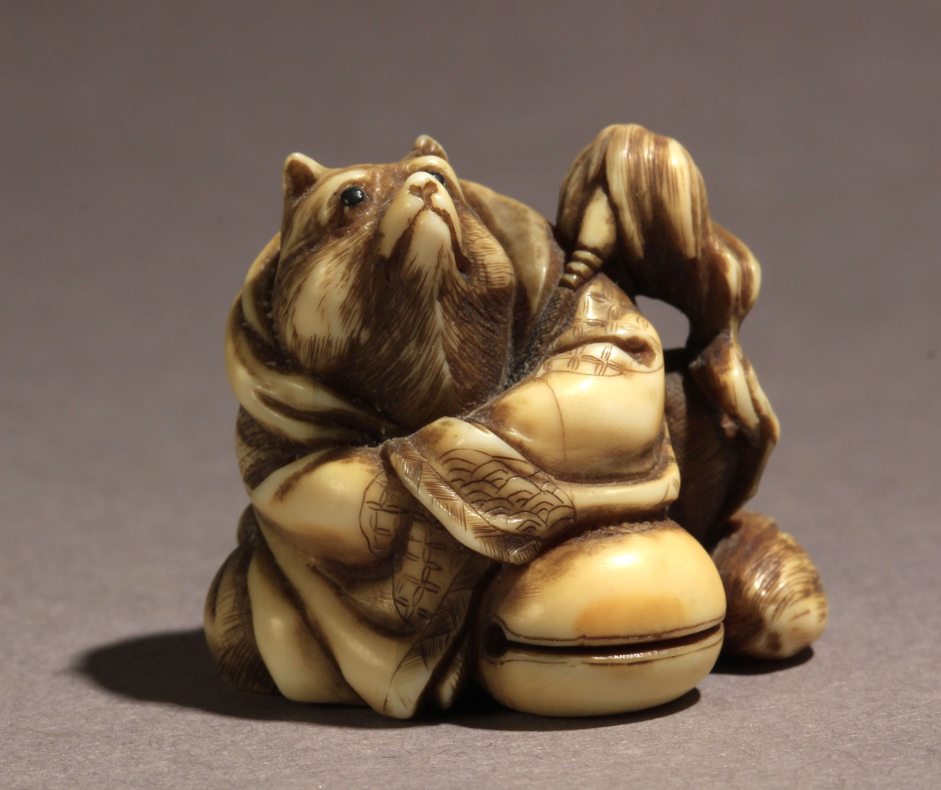 A late 19th century Japanese netsuke from Meiji period - Image 2 of 8