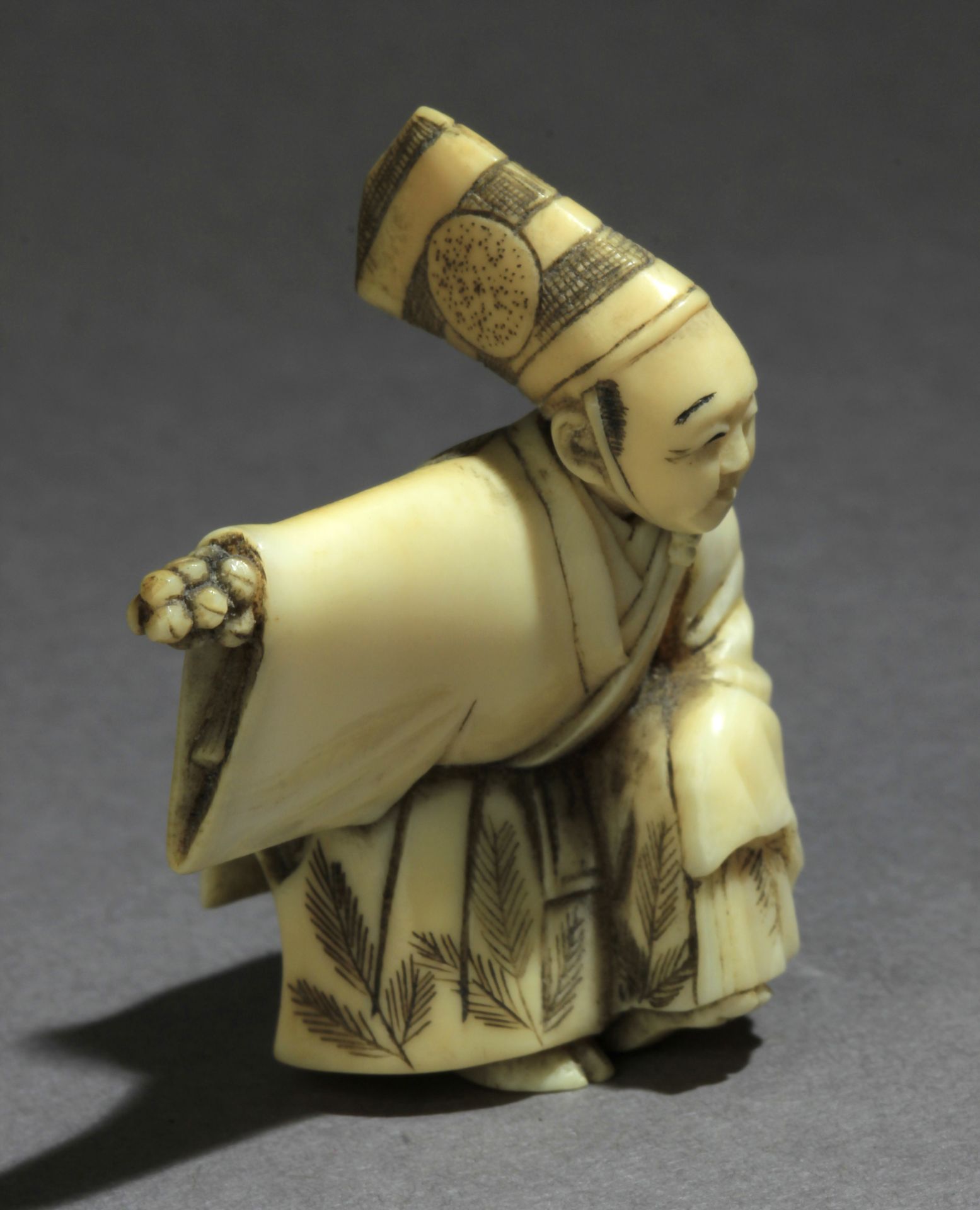 A 19th century Japanese netsuke from Meiji period - Image 4 of 8