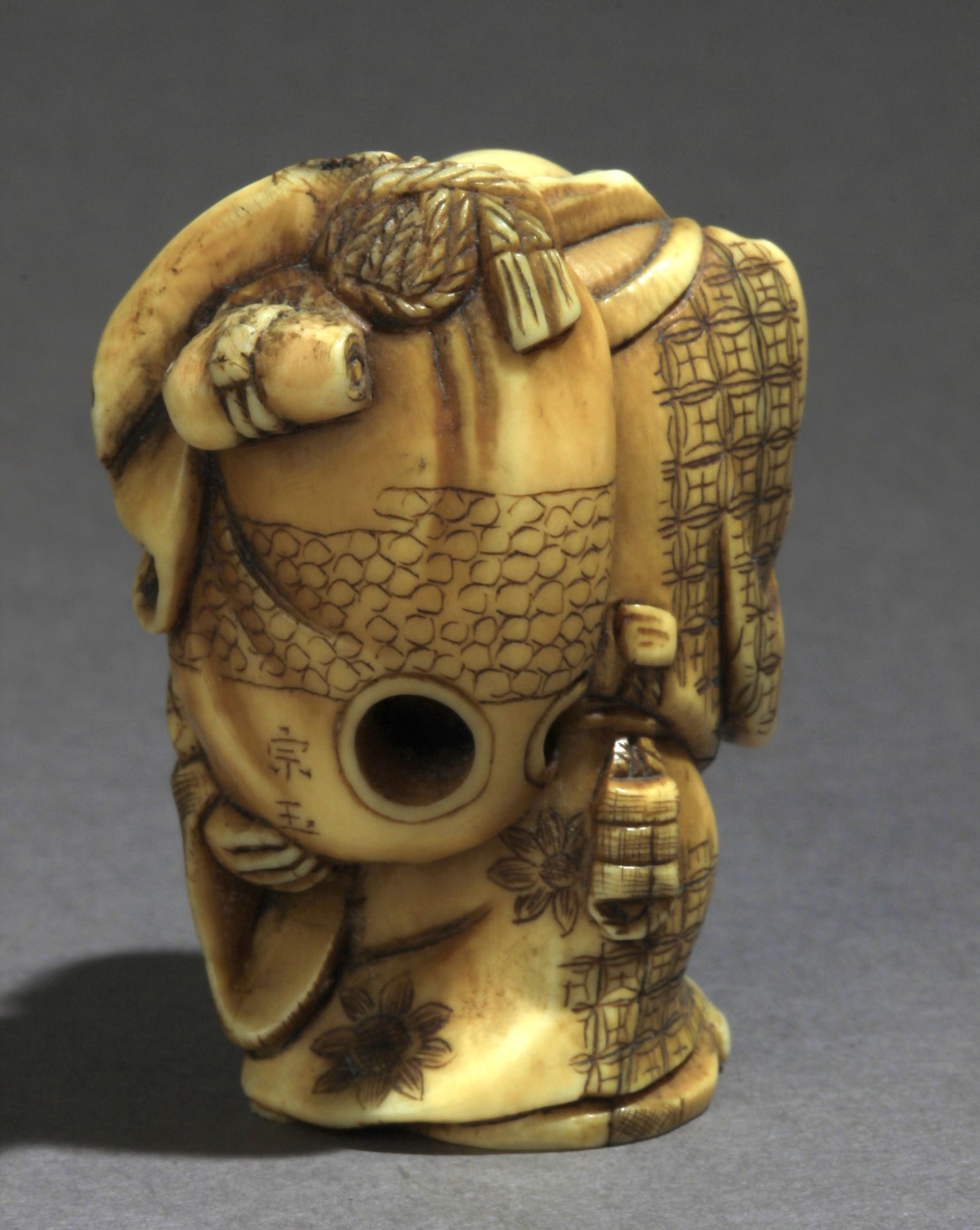 A 19th century Japanese netsuke from Meiji period - Image 4 of 7