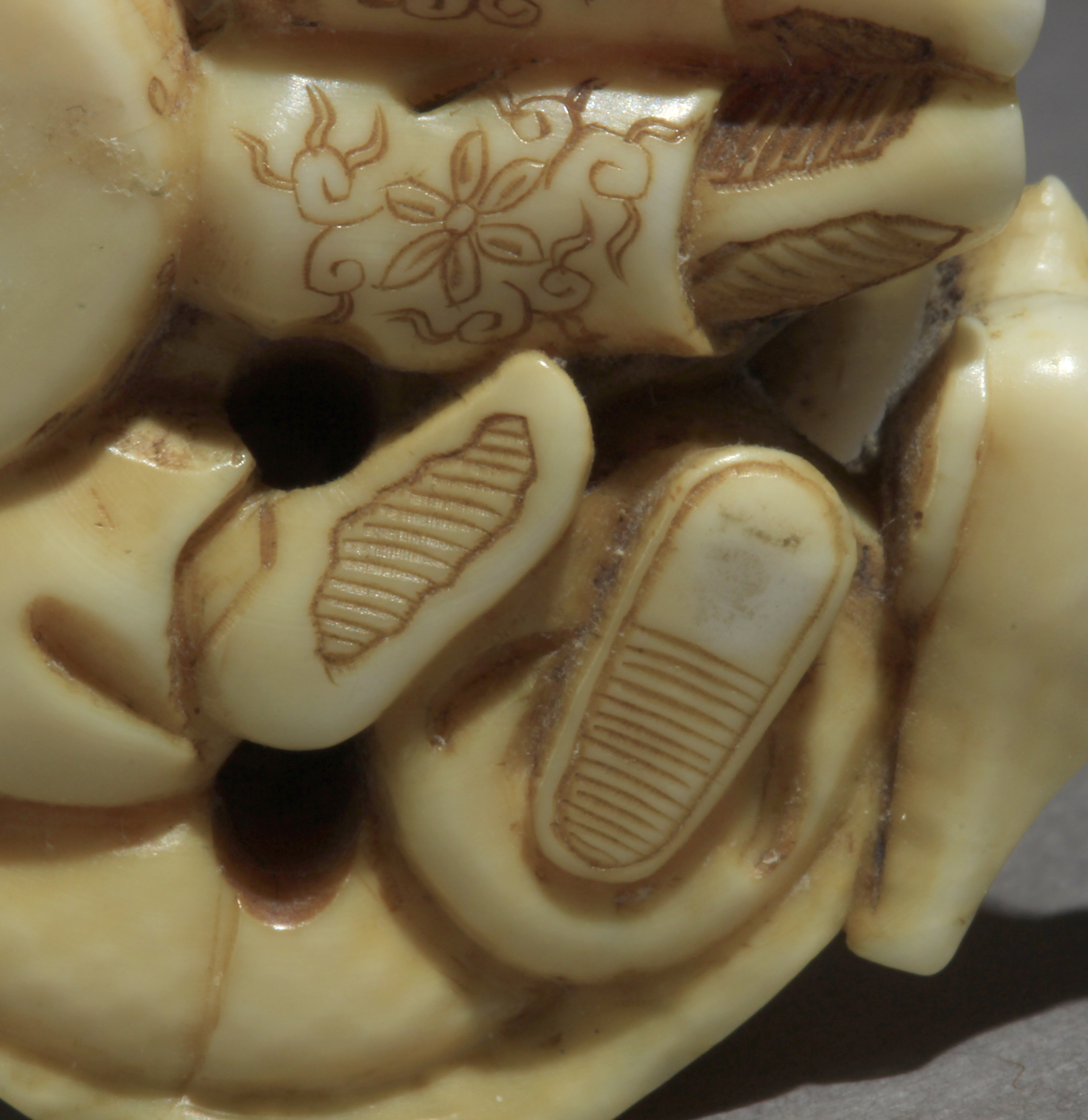 A mid 19th century Japanese netsuke from Edo-Meiji period - Image 9 of 9