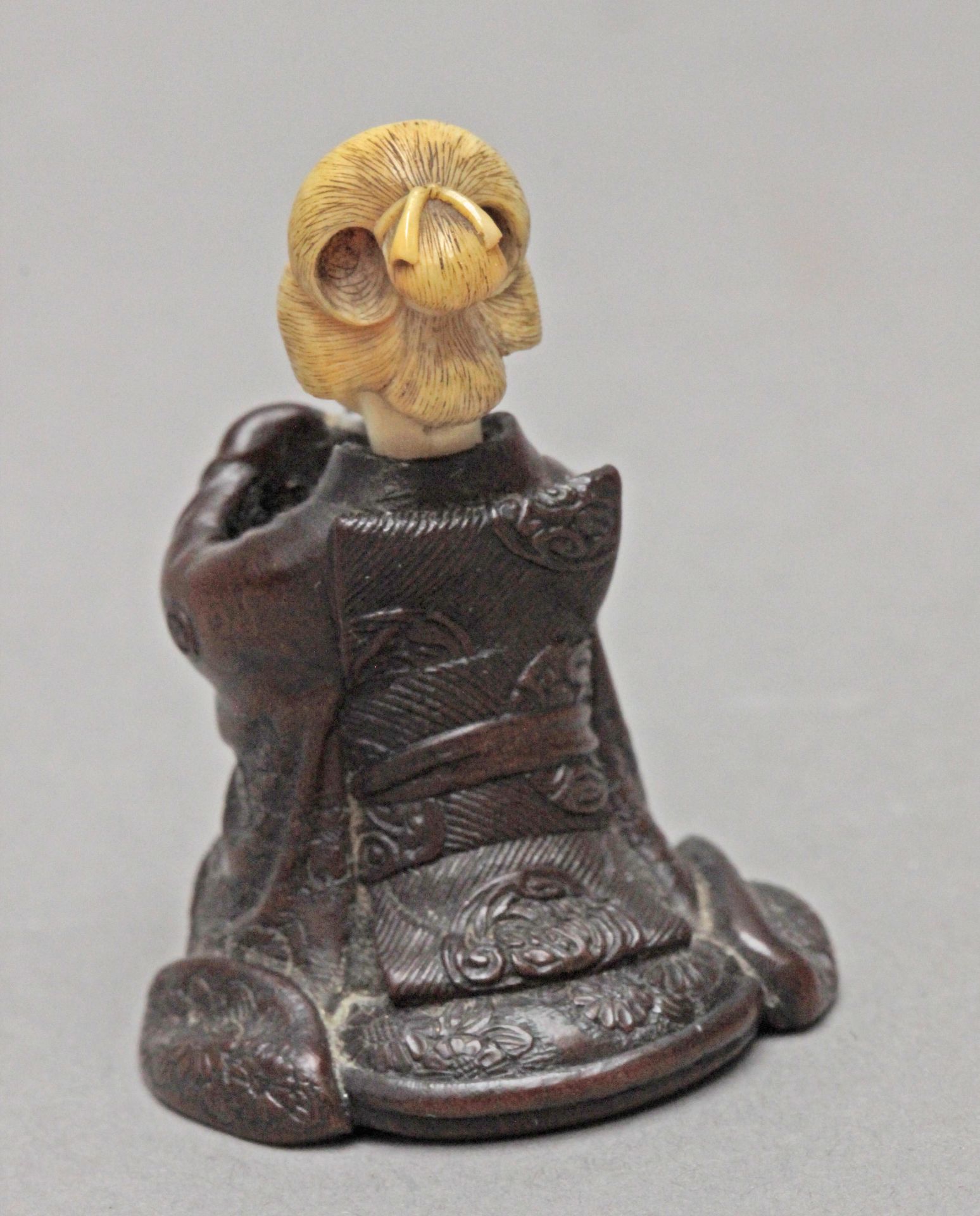 A late 19th century Japanese netsuke from Meiji period - Bild 3 aus 7