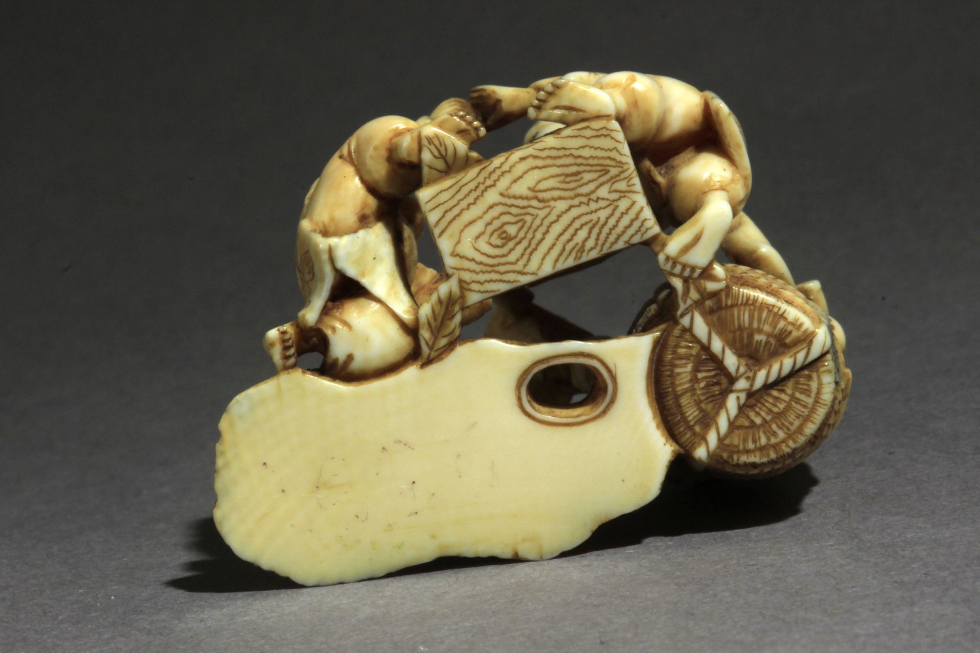 A late 19th century Japanese netsuke-okimono from Meiji period - Bild 5 aus 7