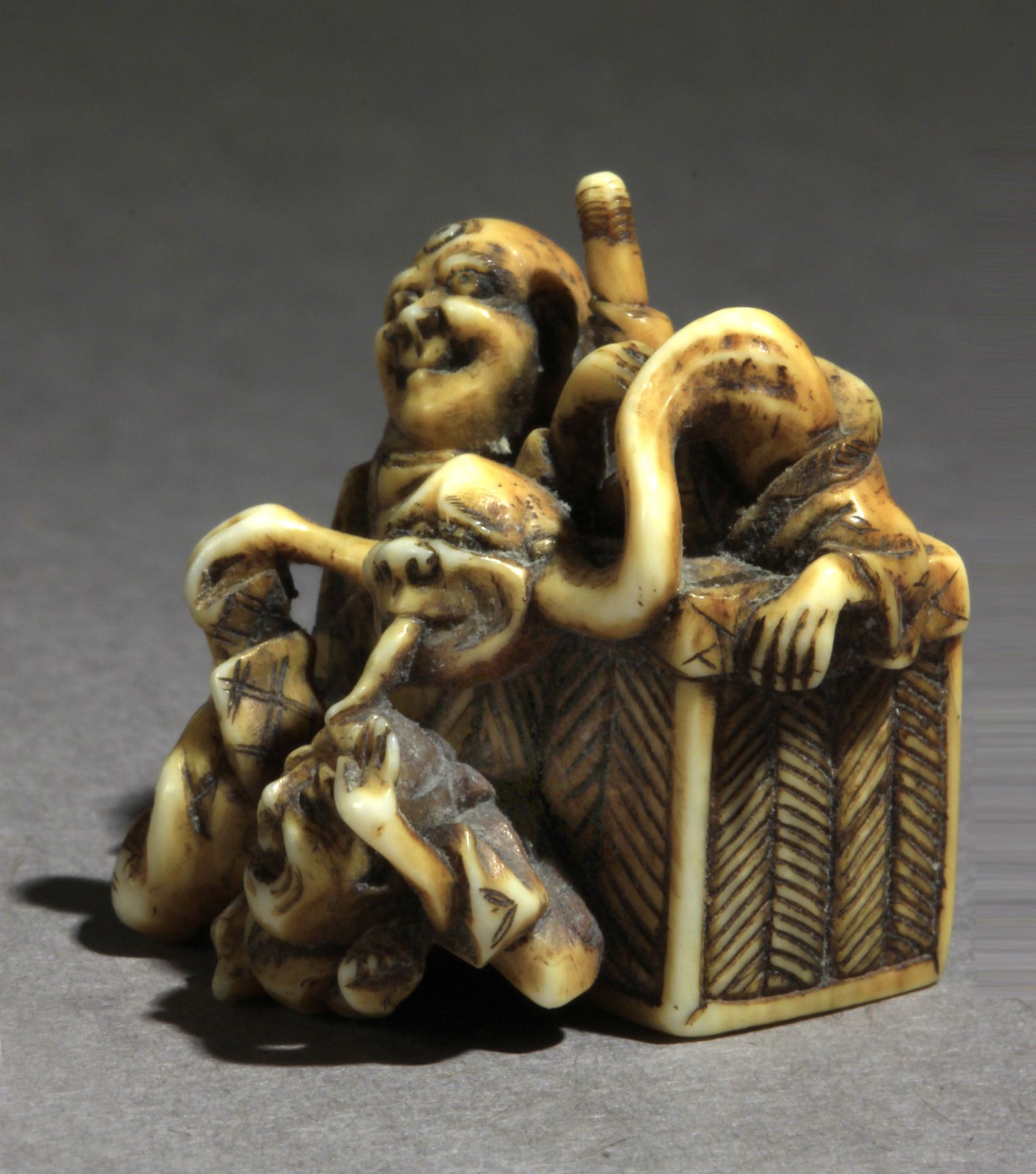 An early 19th century Japanese netsuke from Edo period - Image 5 of 8