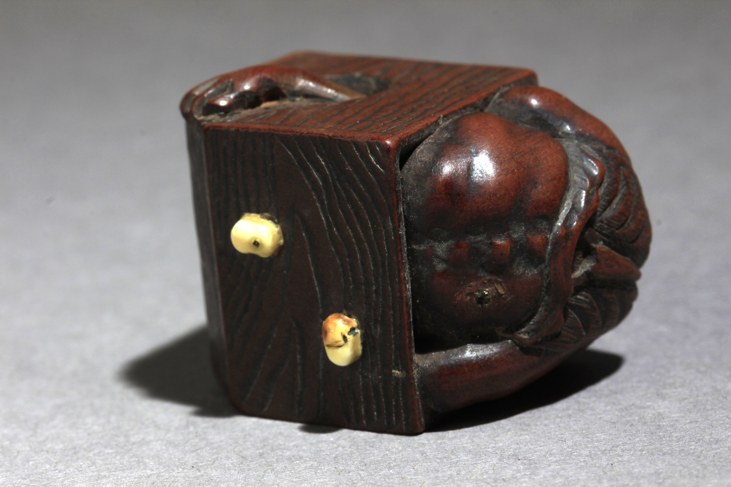 A 19th century Japanese netsuke from Meiji period - Image 7 of 13