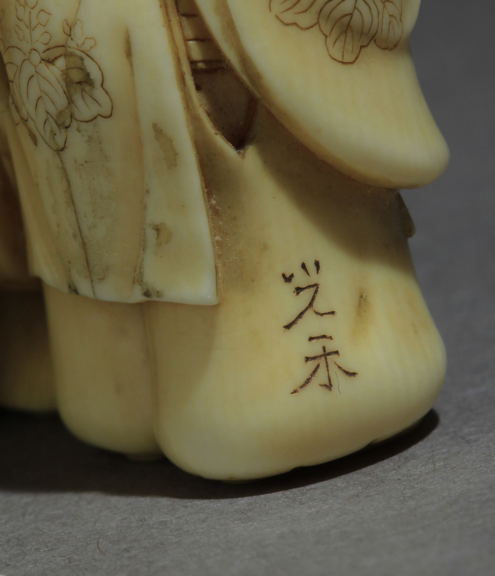 A 19th century Japanese netsuke from Meiji period - Image 6 of 6