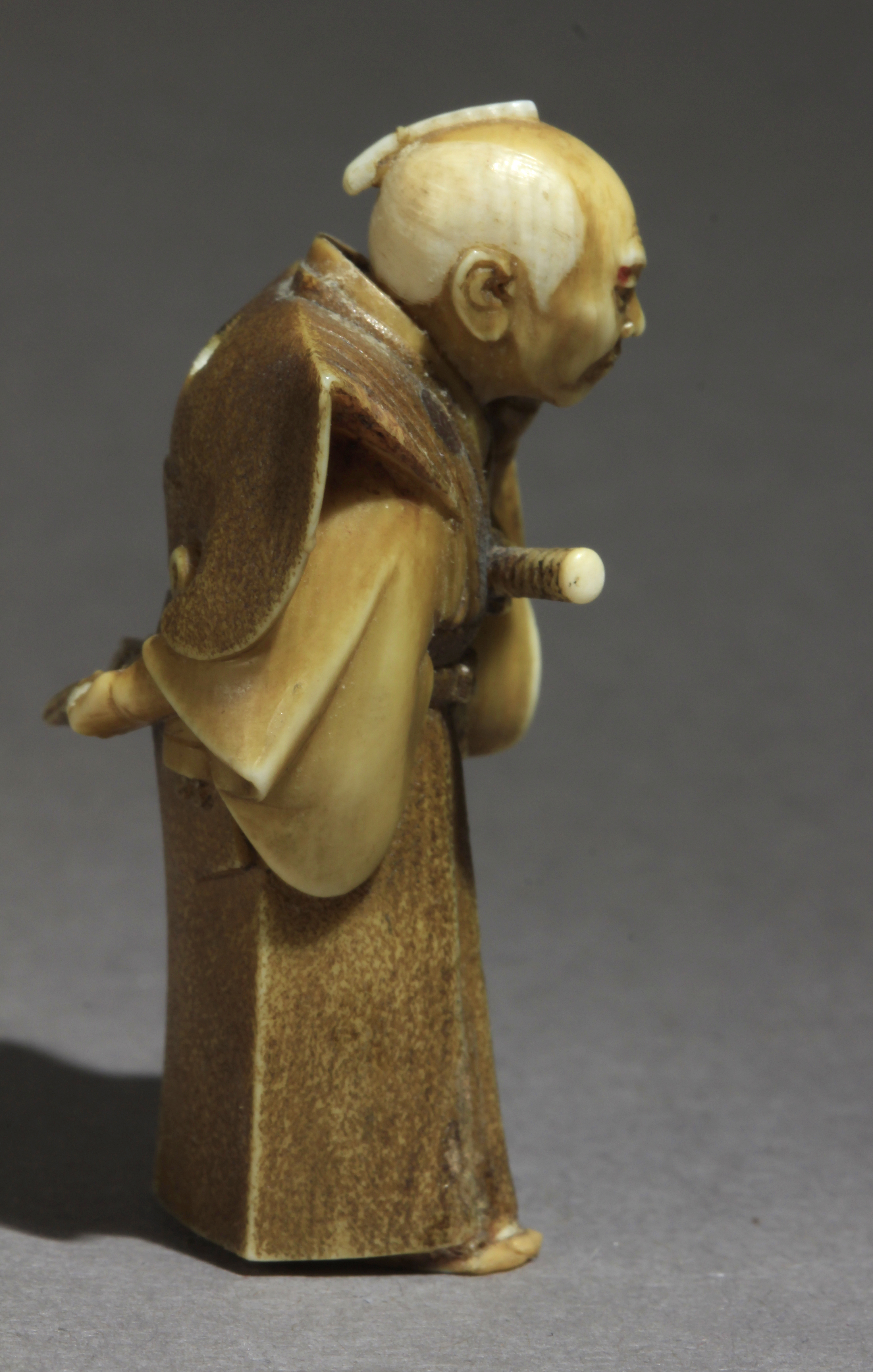 A Japanese netsuke form early Showa period circa 1930 - Image 5 of 7