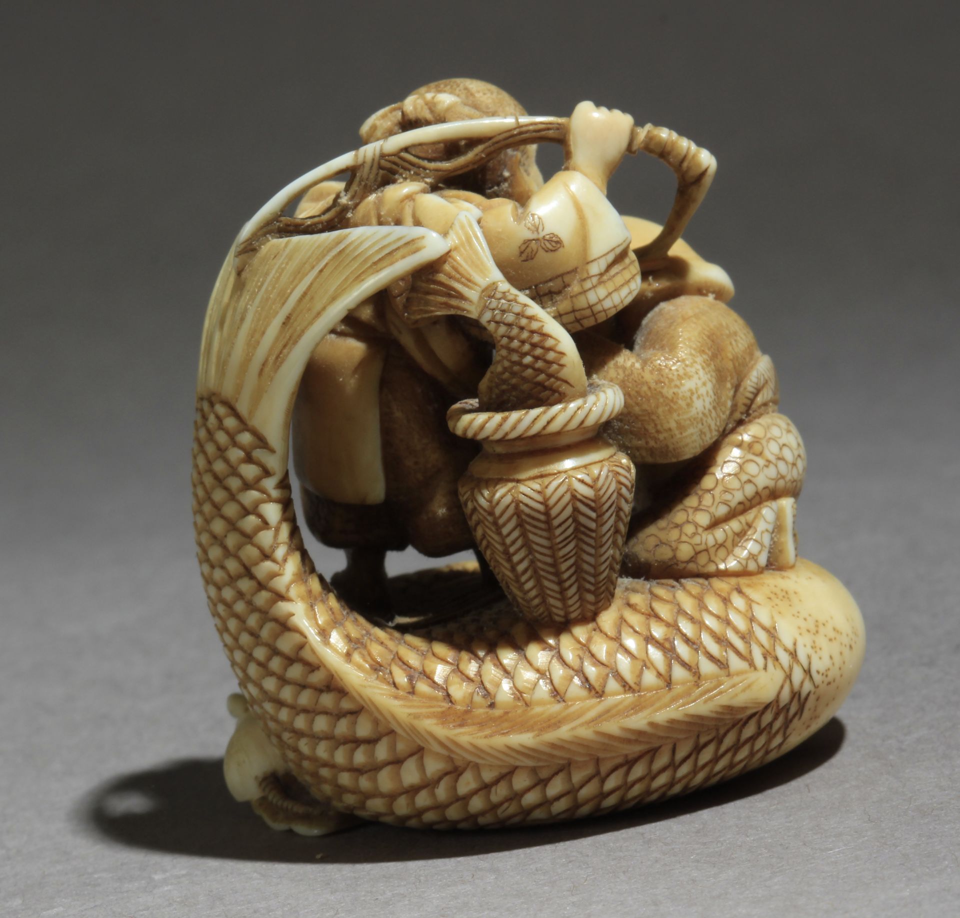A late 19th century Japanese netsuke from Meiji period - Image 4 of 9