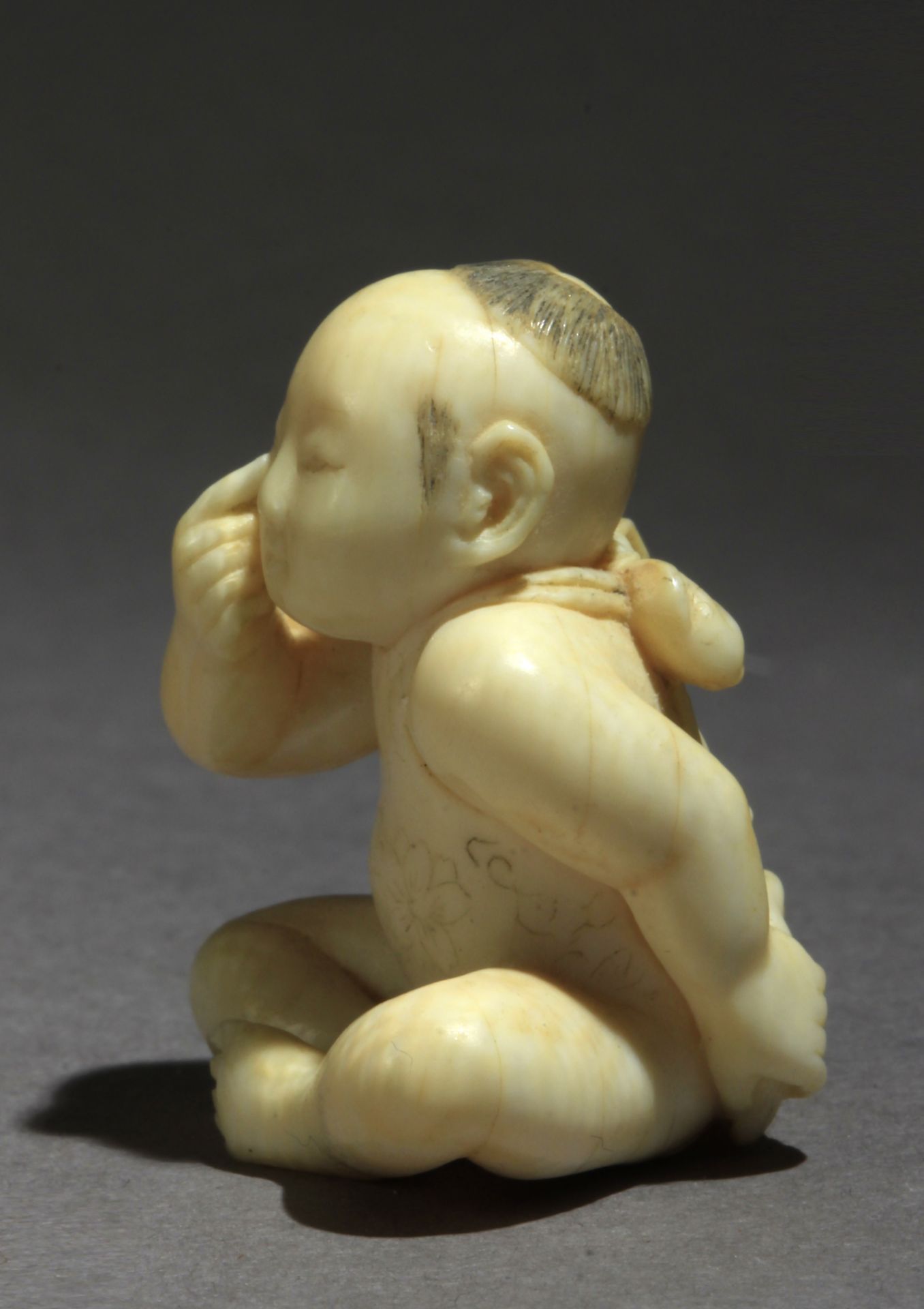 A 19th century Japanese netsuke from Meiji period - Image 3 of 9