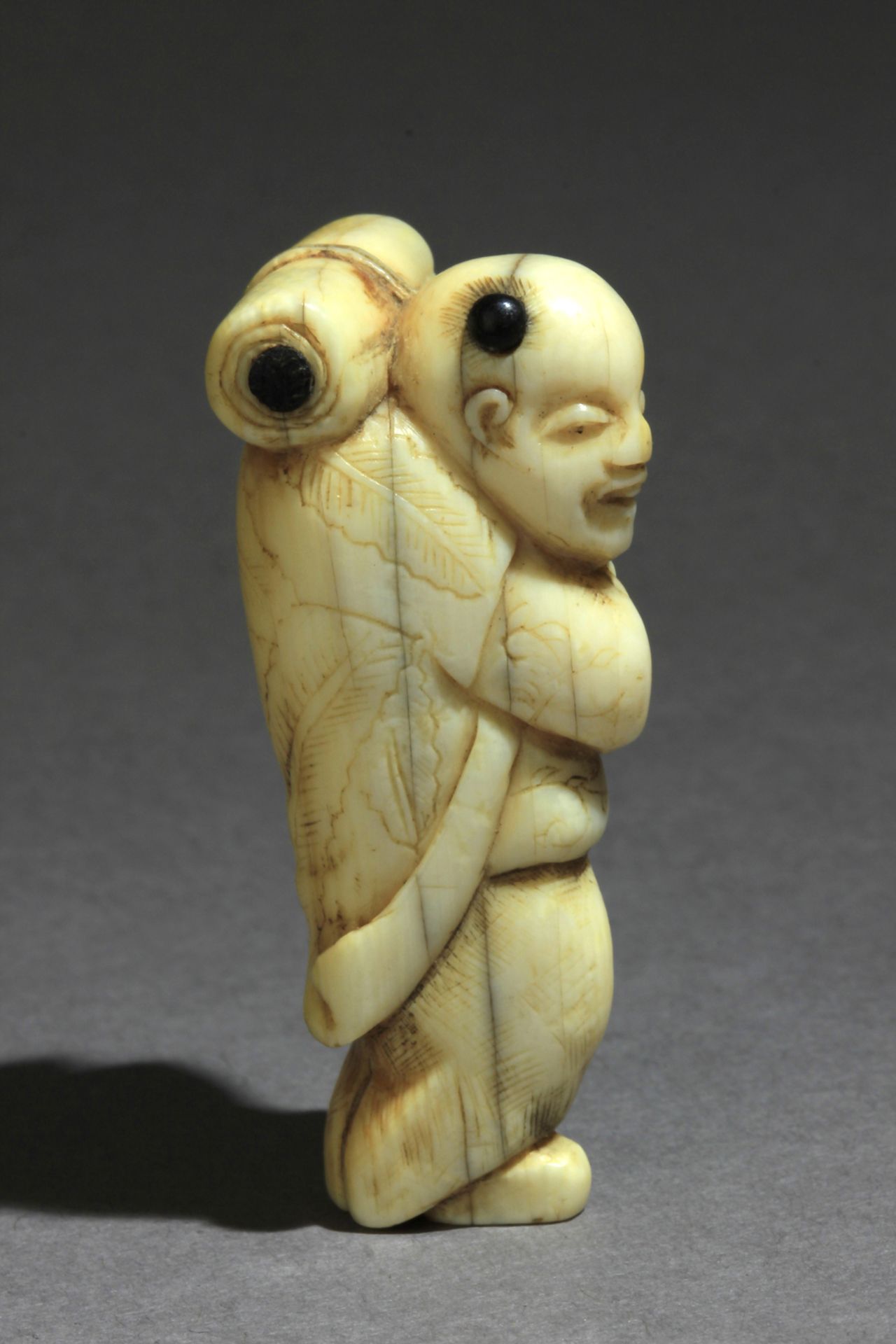 An 18th century Japanese netsuke from Edo period - Image 5 of 7