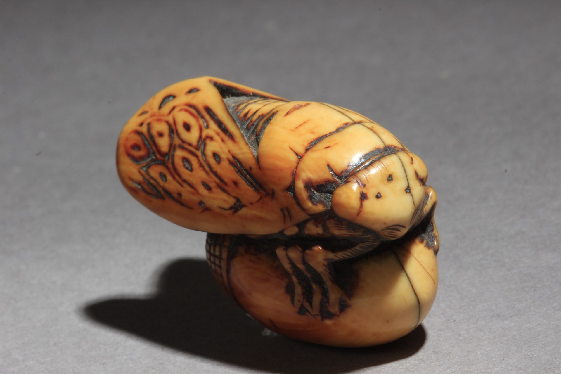 A mid 18th century Japanese netsuke from Edo period - Image 3 of 7