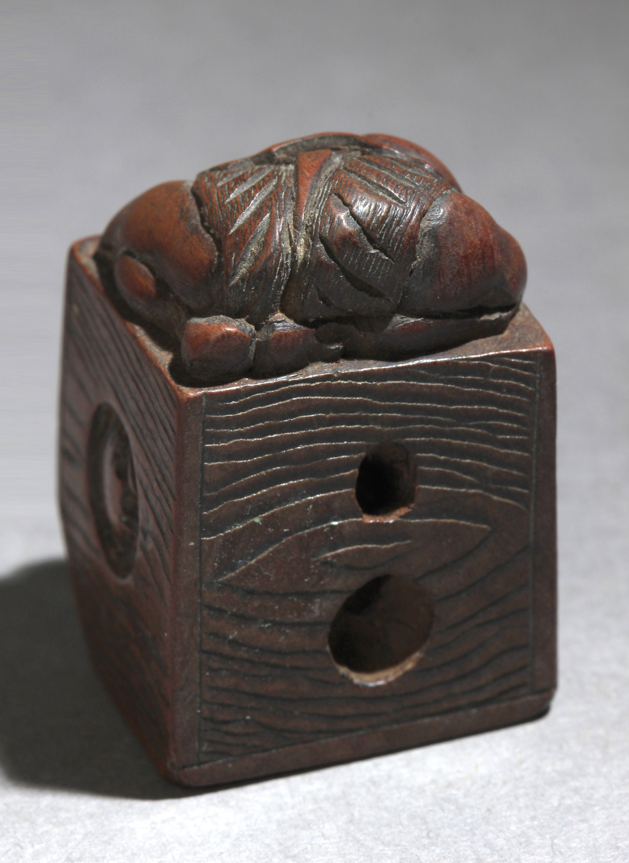 A 19th century Japanese netsuke from Meiji period - Image 11 of 13