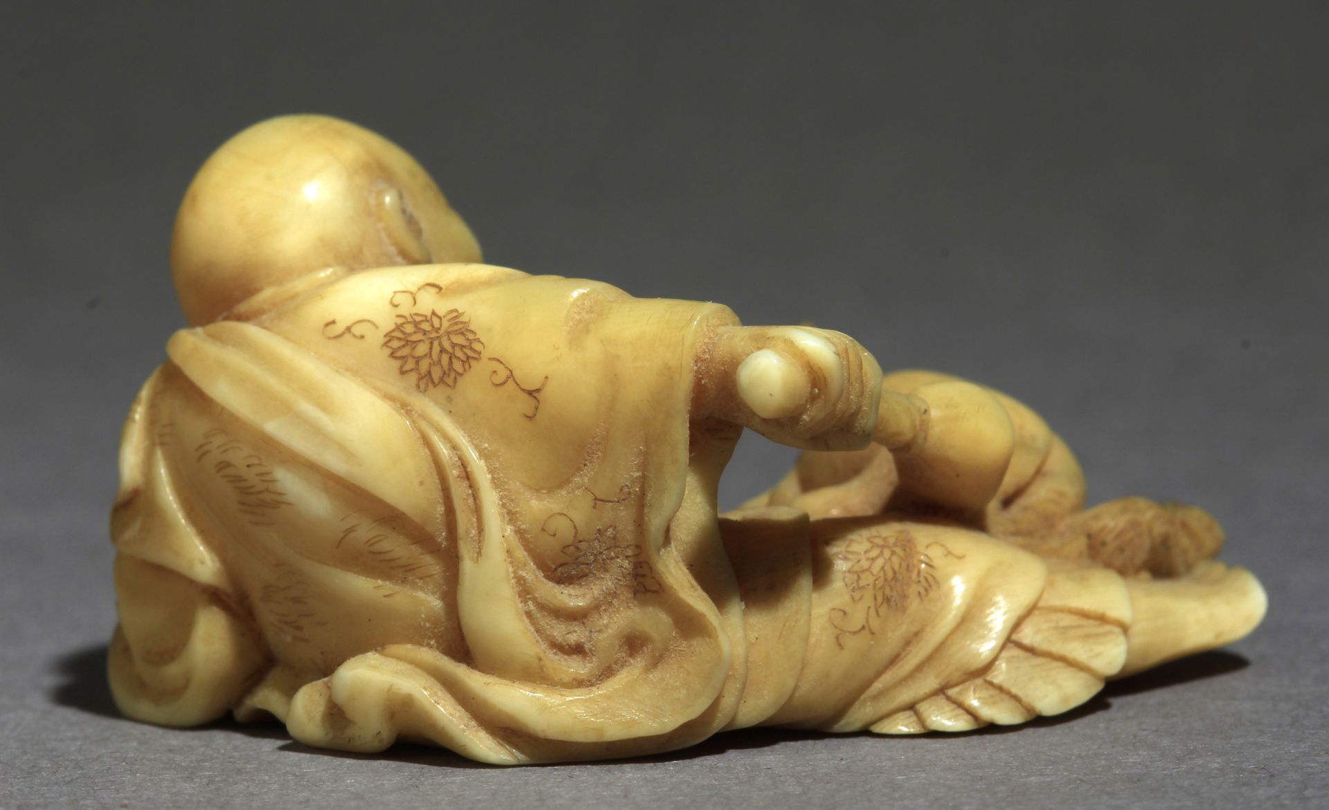 A 19th century Japanese netsuke from Meiji period - Image 4 of 7