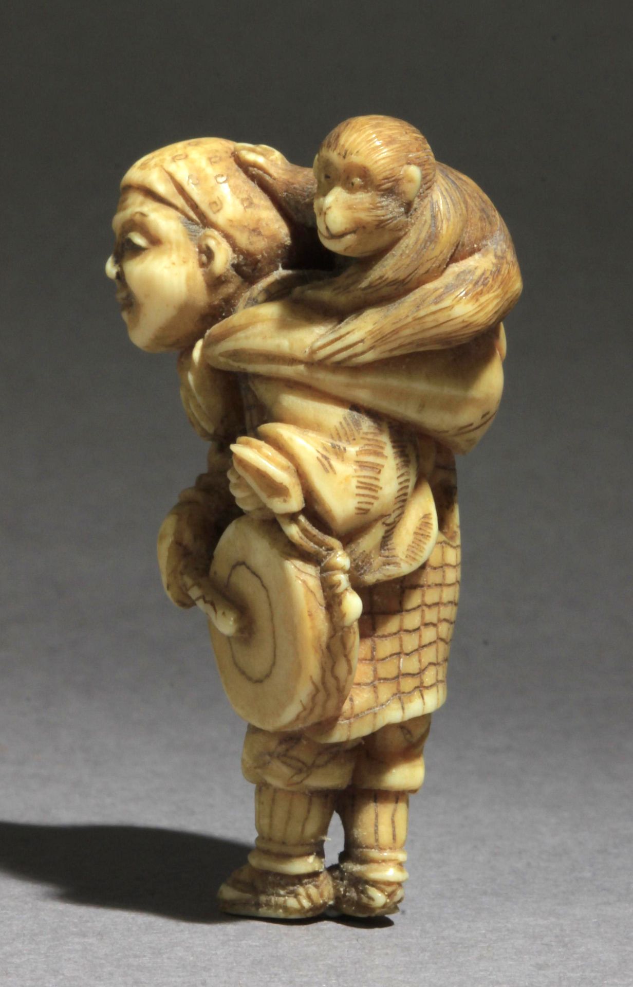 A late 19th century Japanese netsuke from Meiji period - Image 2 of 6