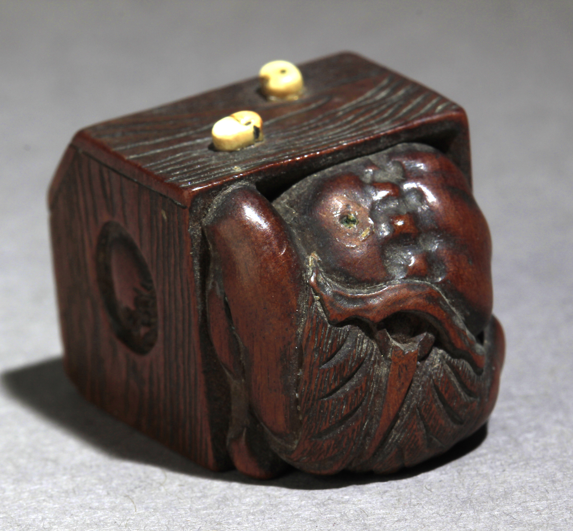 A 19th century Japanese netsuke from Meiji period - Image 8 of 13