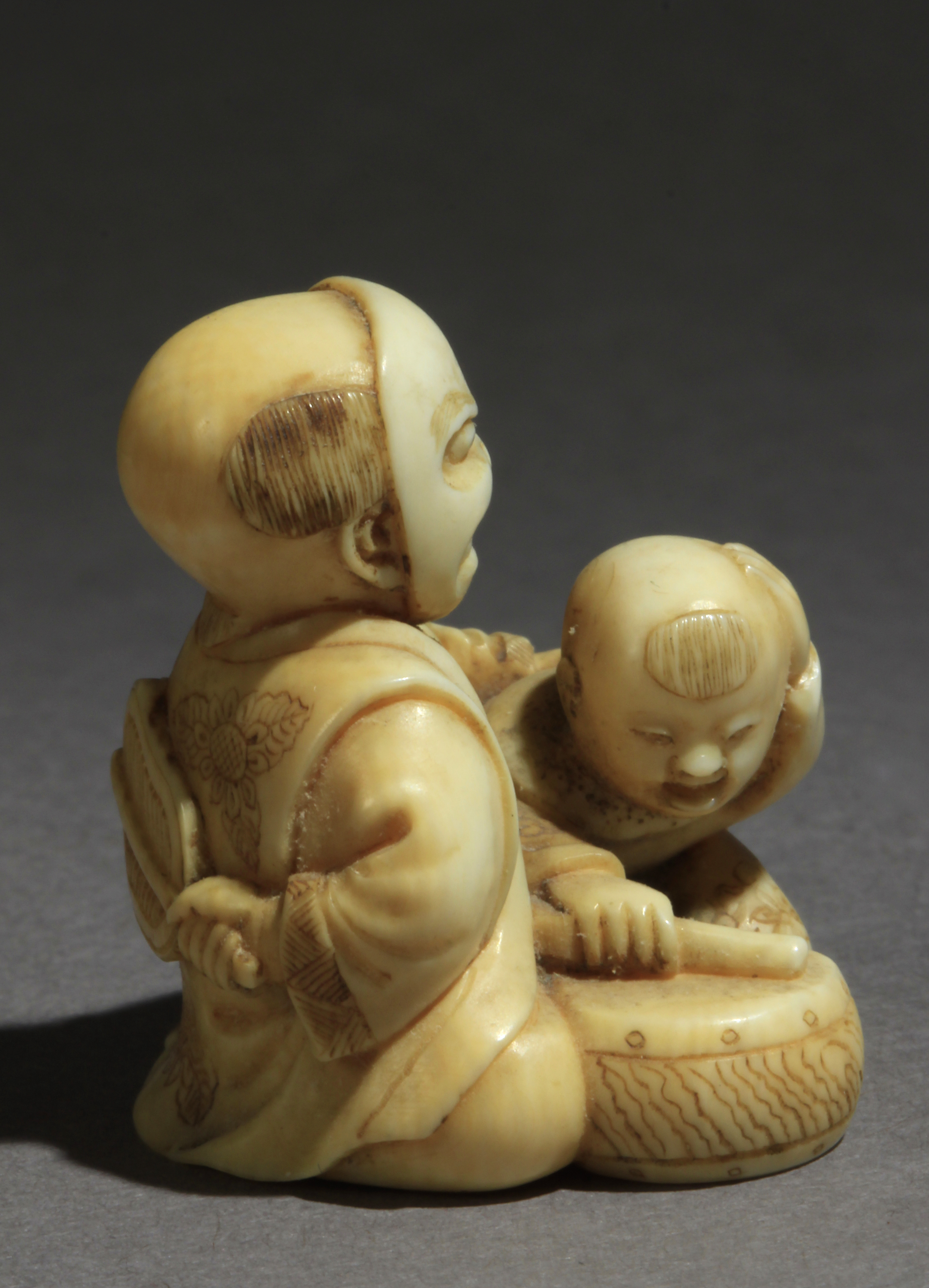 A mid 19th century Japanese netsuke from Edo-Meiji period - Image 3 of 9