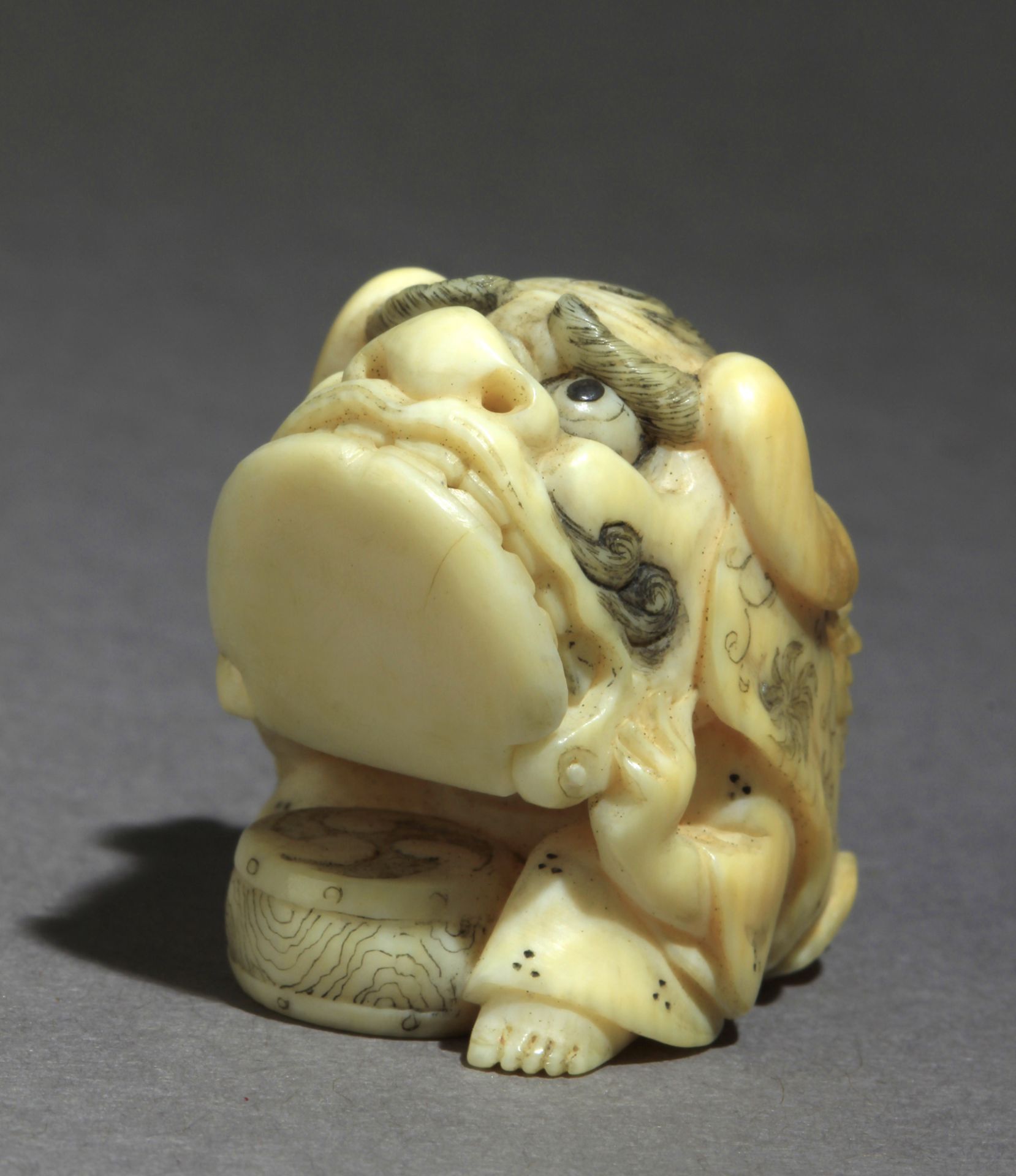 A late 19th century Japanese netsuke from Meiji period - Image 3 of 8