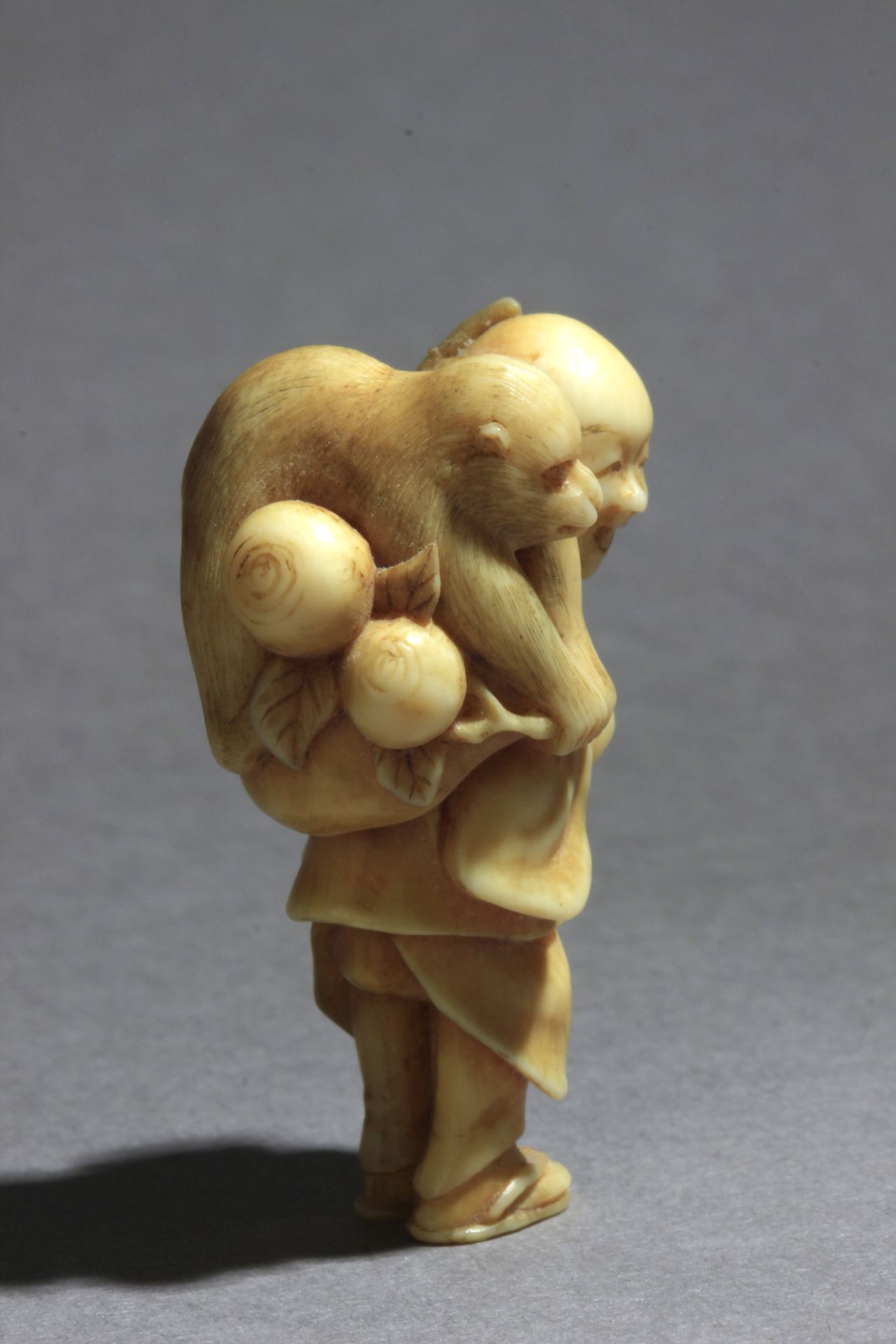 A mid 19th century Japanese netsuke from Edo period - Image 6 of 8