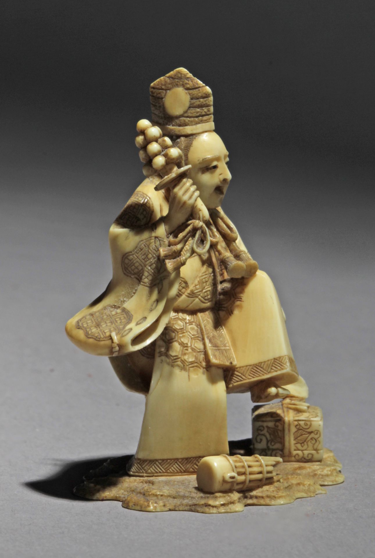 A late 19th century Japanese netsuke from Meiji period - Image 4 of 6