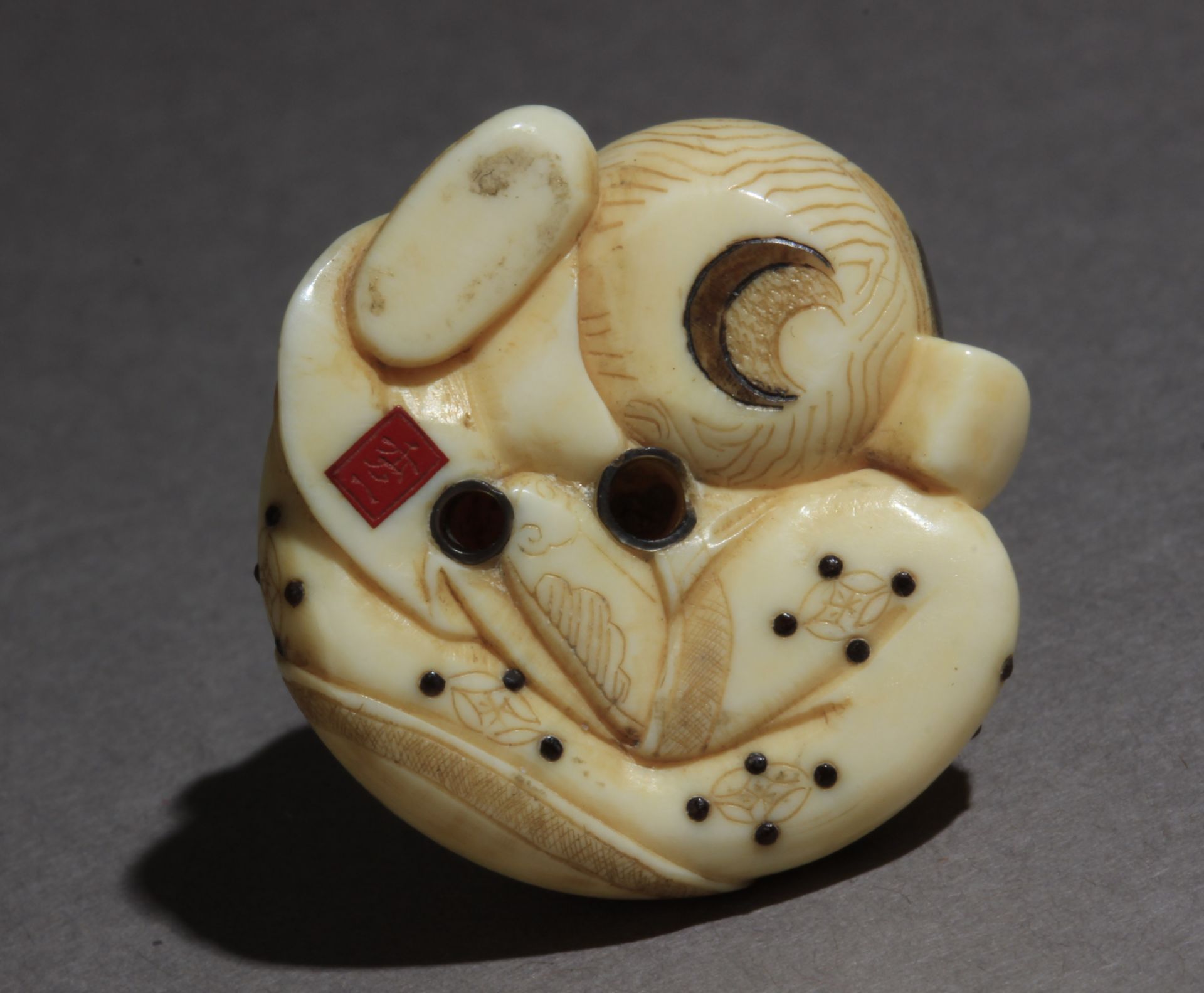 A late 19th century Japanese netsuke from Meiji period - Image 8 of 9