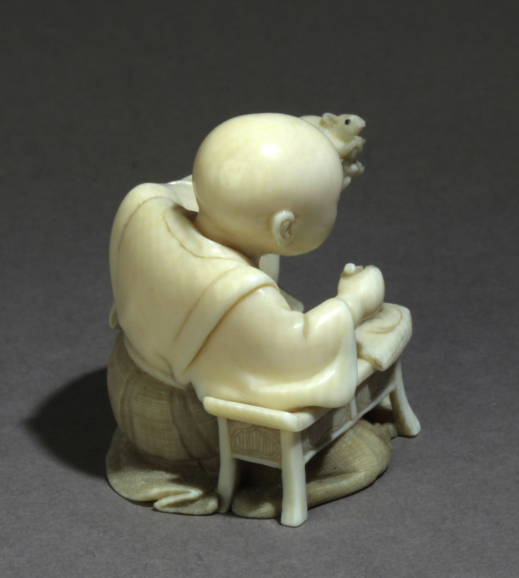 A late 19th century Japanese netsuke from Meiji period - Bild 5 aus 8