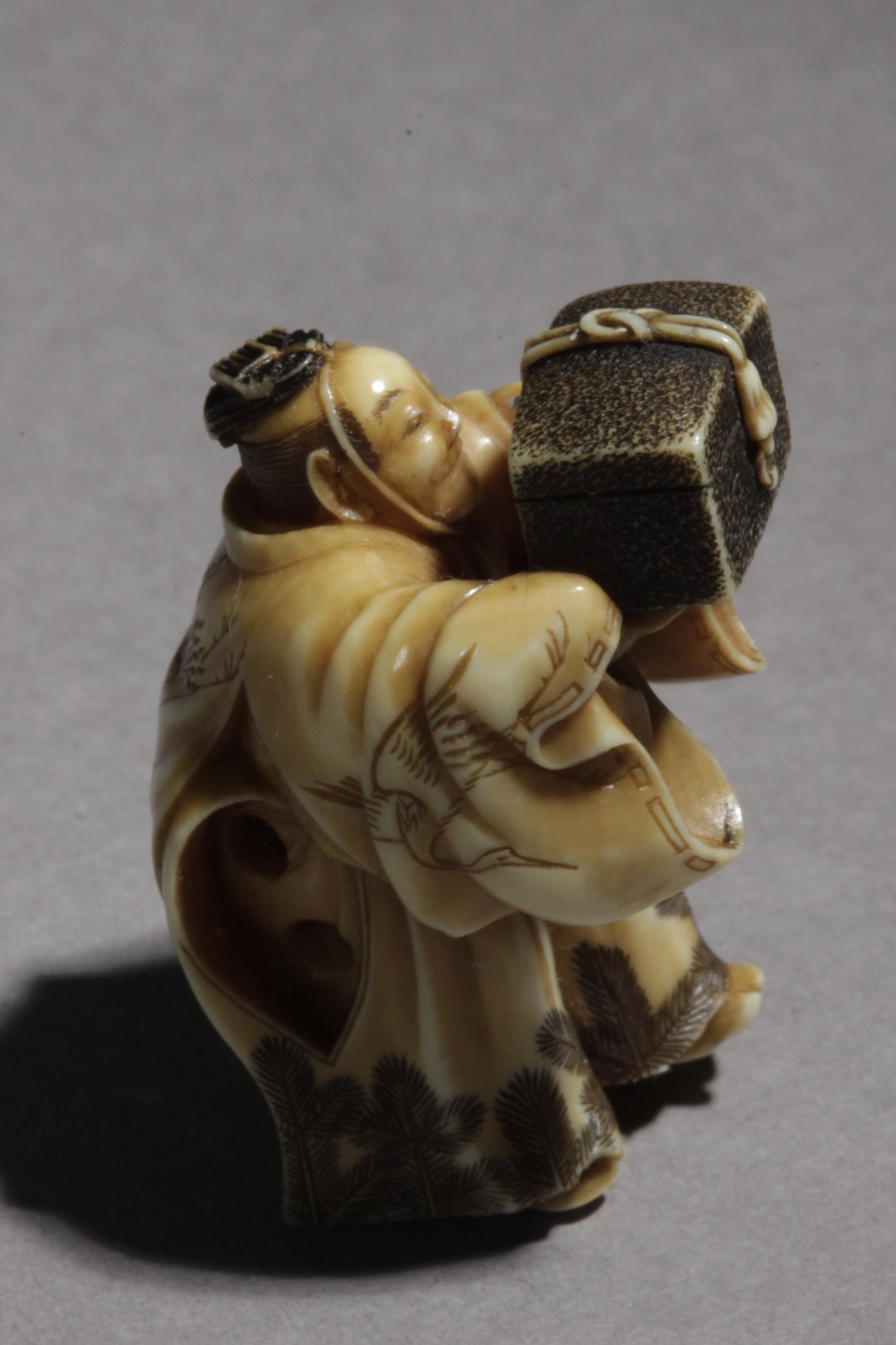 A 19th century Japanese netsuke from Meiji period - Image 11 of 15