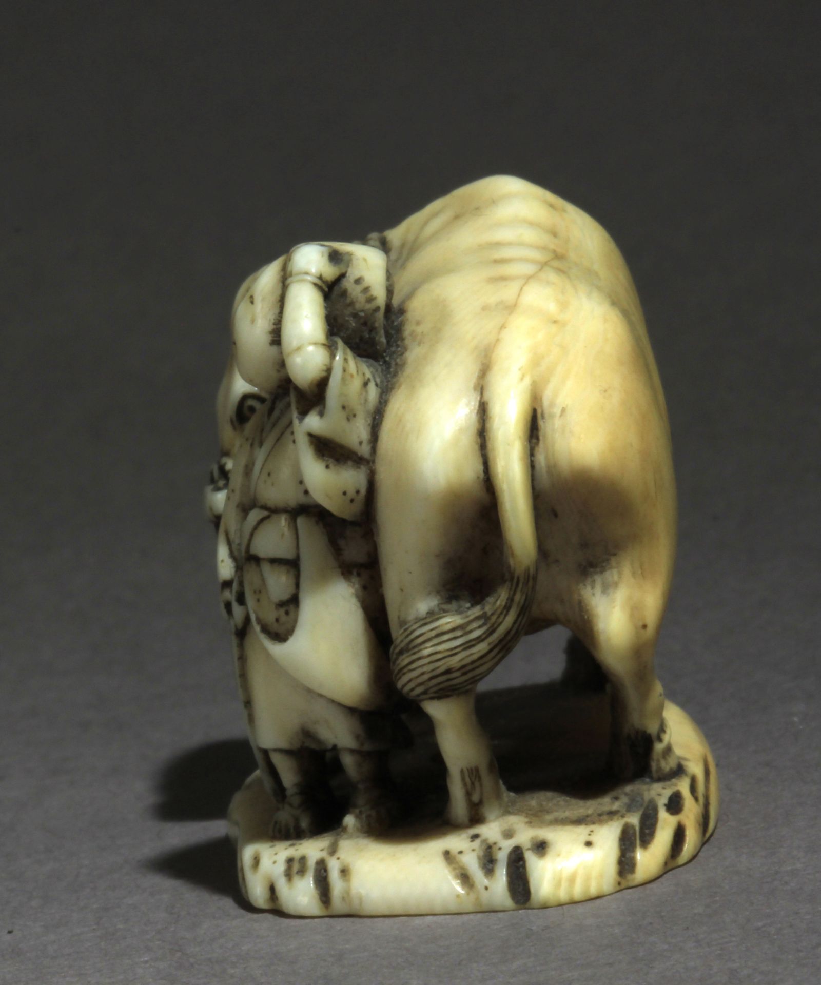 A mid 19th century Japanese netsuke from Edo period - Image 3 of 8