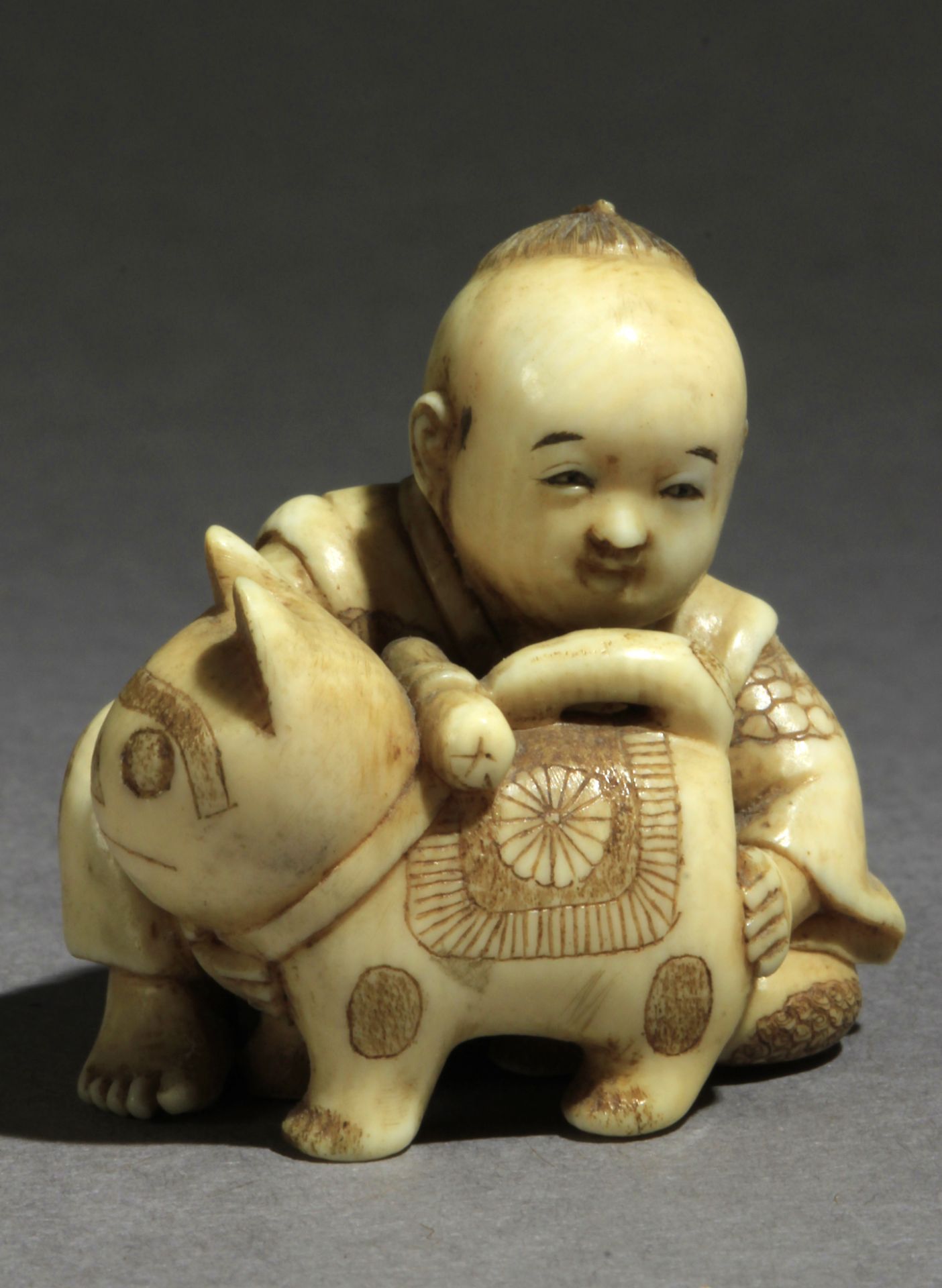 A Japanese netsuke circa 1860-1880 from Meiji period - Image 6 of 8