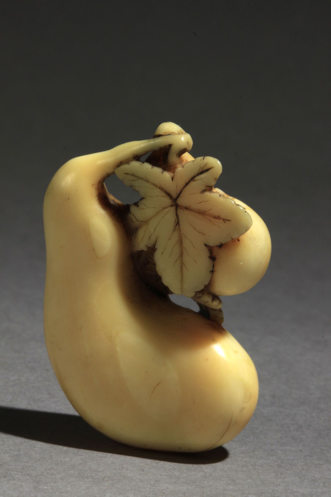 An 18th century Japanese netsuke from Edo period - Image 2 of 6