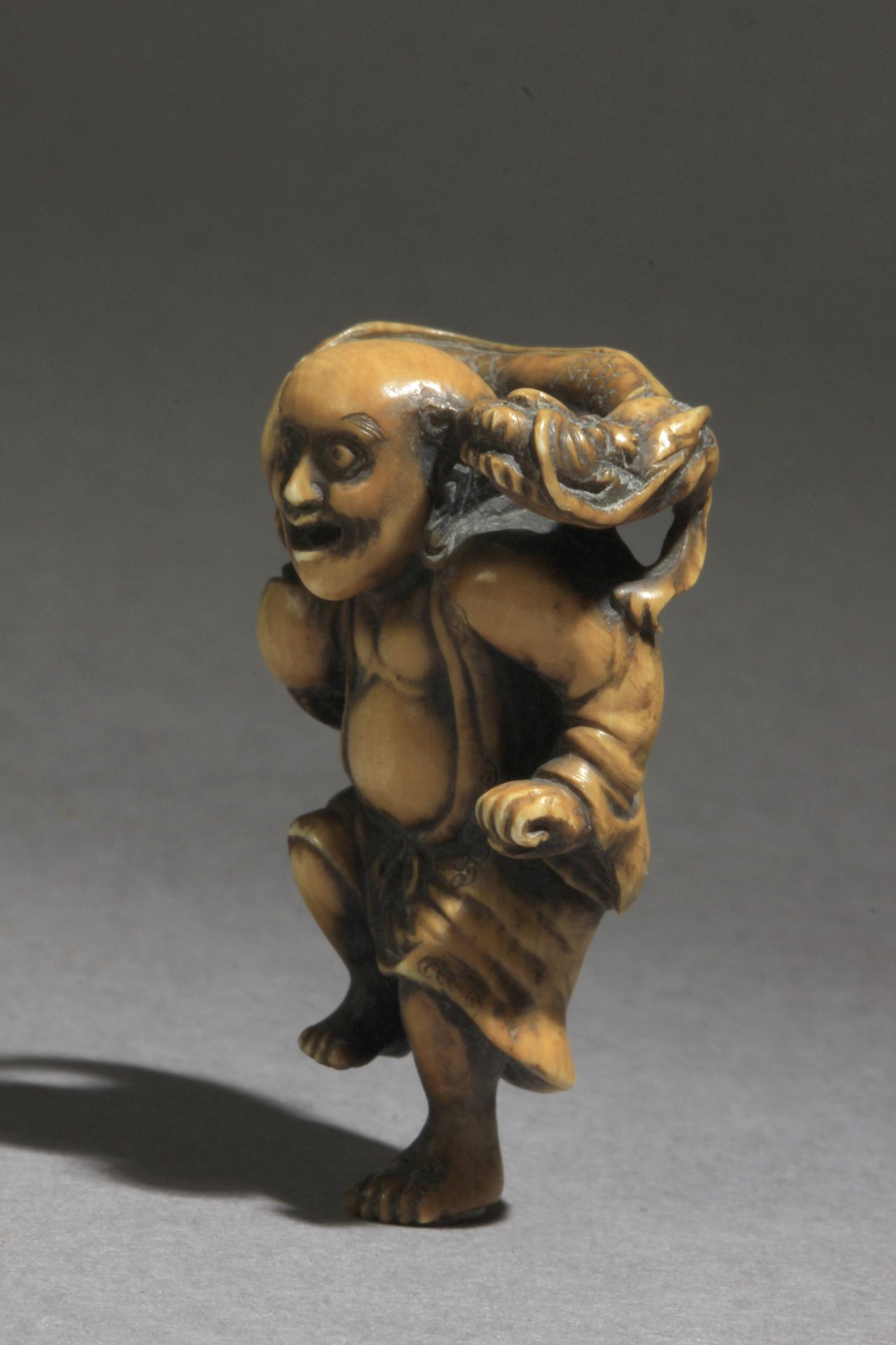 A 19th century Japanese netsuke - Image 2 of 7