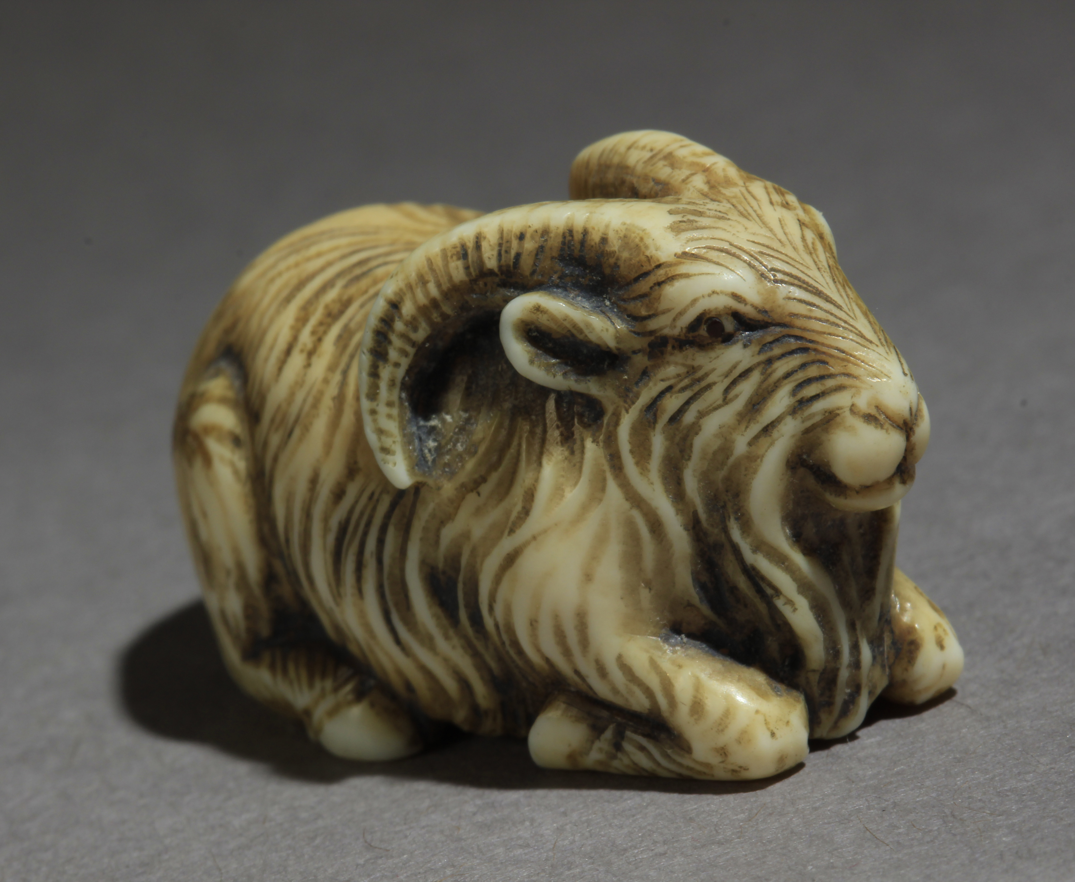 A 19th century Japanese netsuke from Meiji period - Image 3 of 7