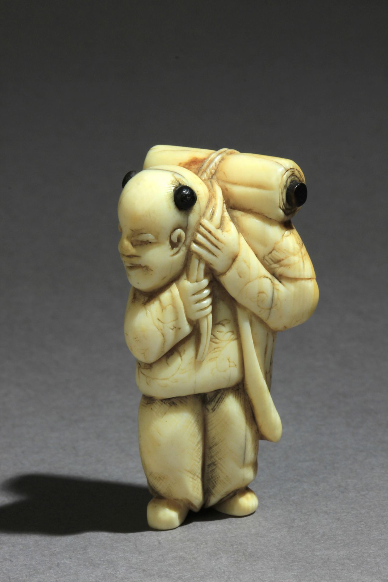 An 18th century Japanese netsuke from Edo period - Image 2 of 7