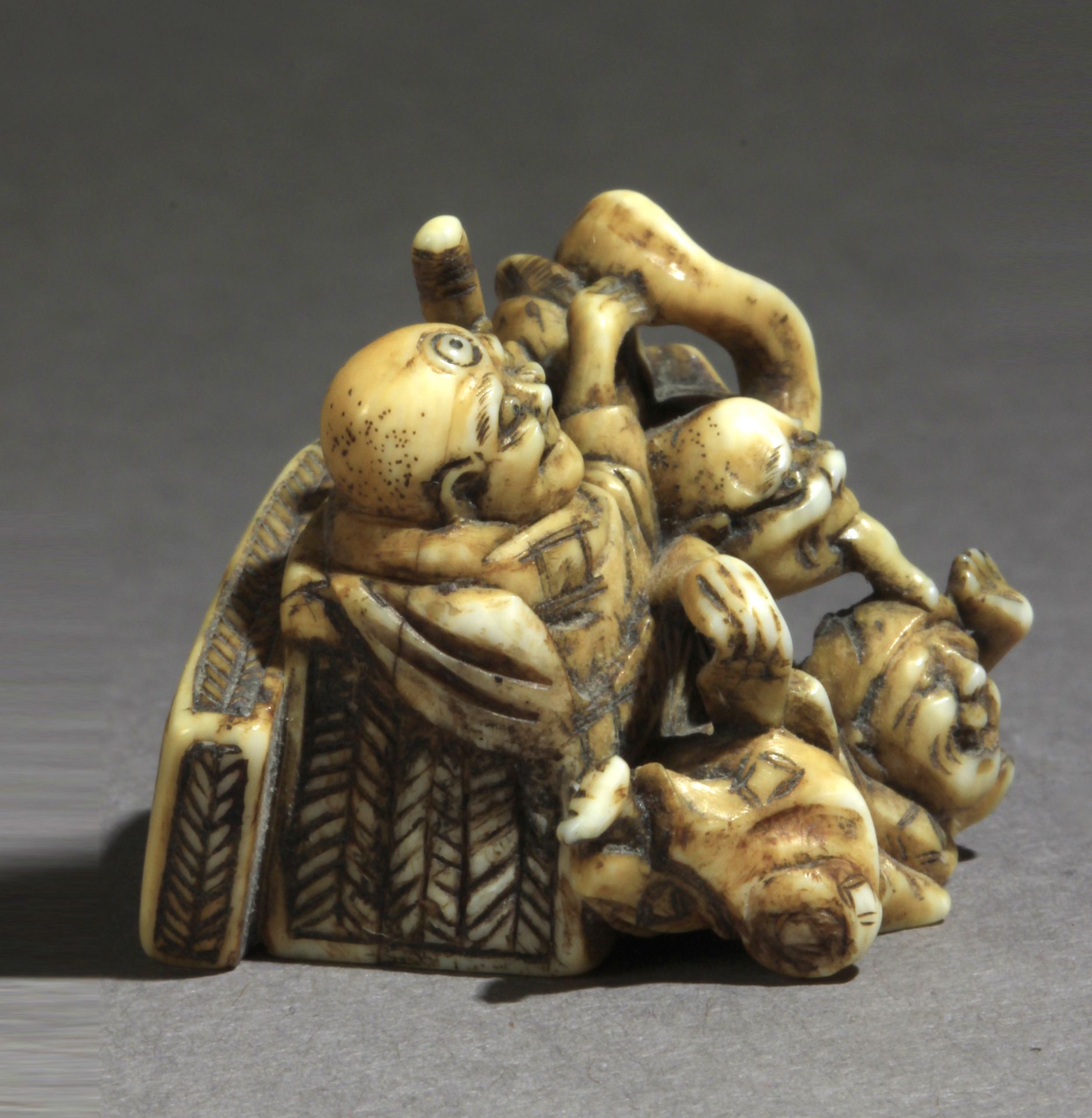 An early 19th century Japanese netsuke from Edo period - Image 2 of 8
