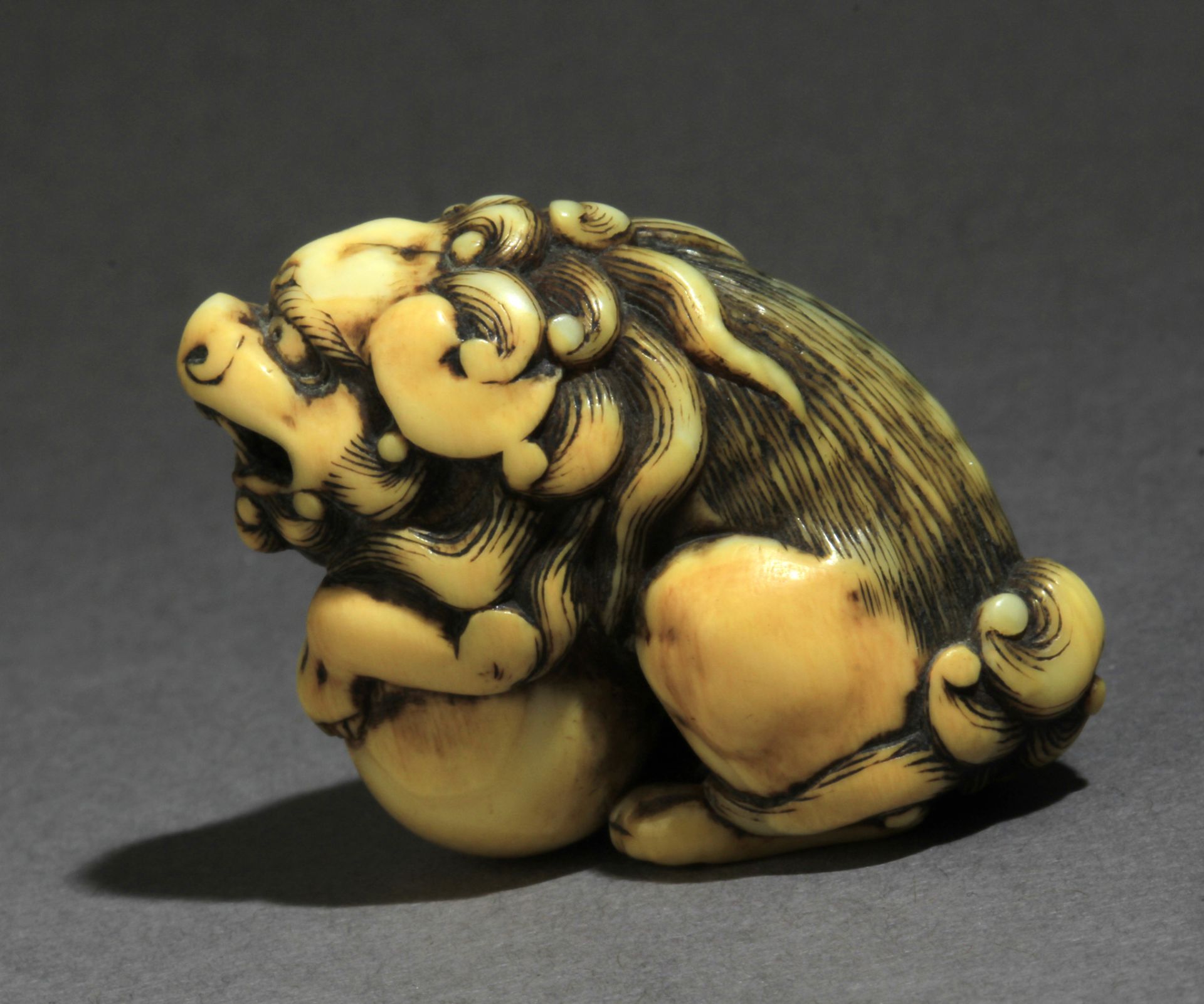 An 18th century Japanese netsuke from Edo period - Image 3 of 7