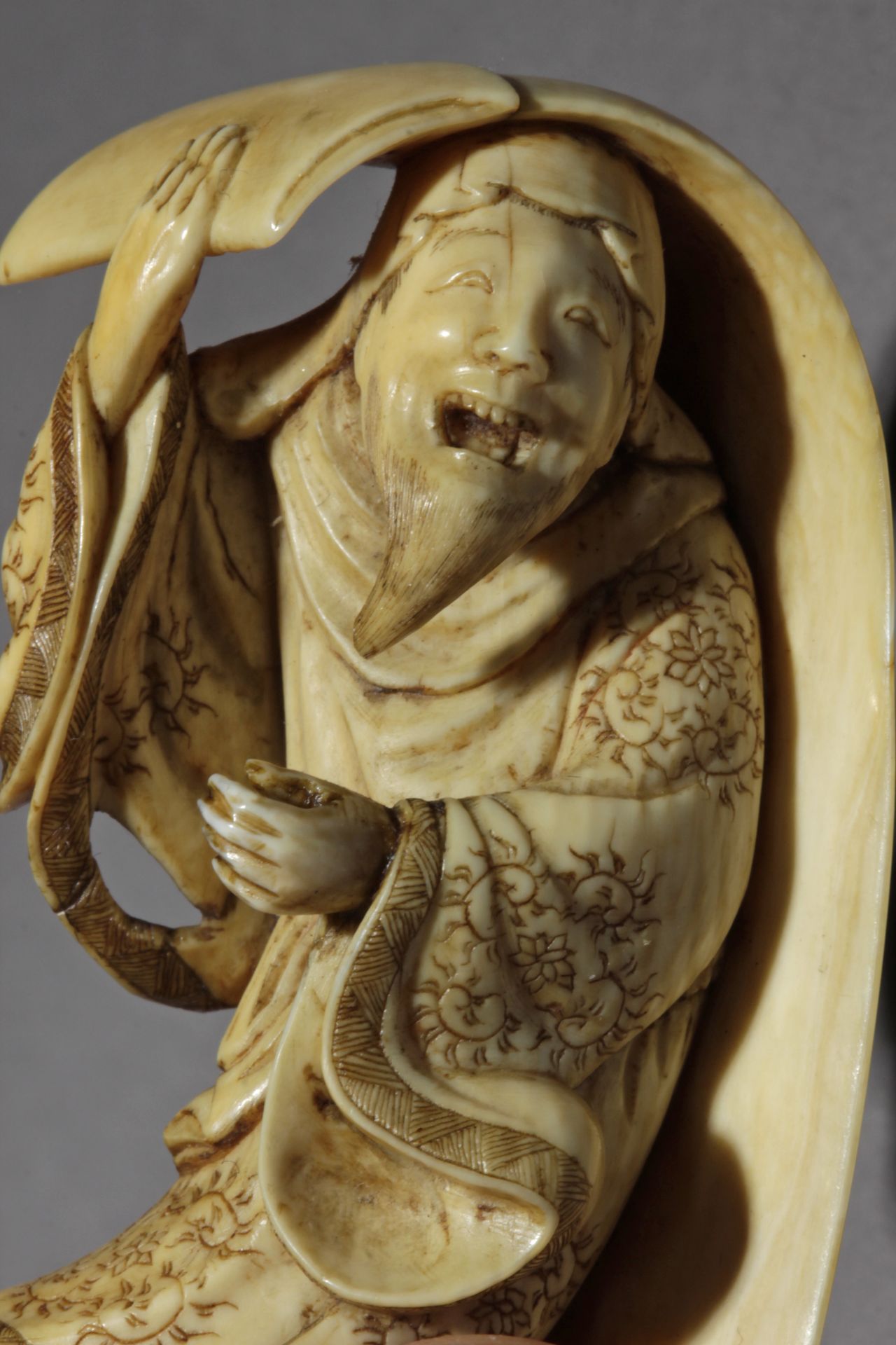 A mid 19th century Japanese netsuke from late Edo period - Image 4 of 7